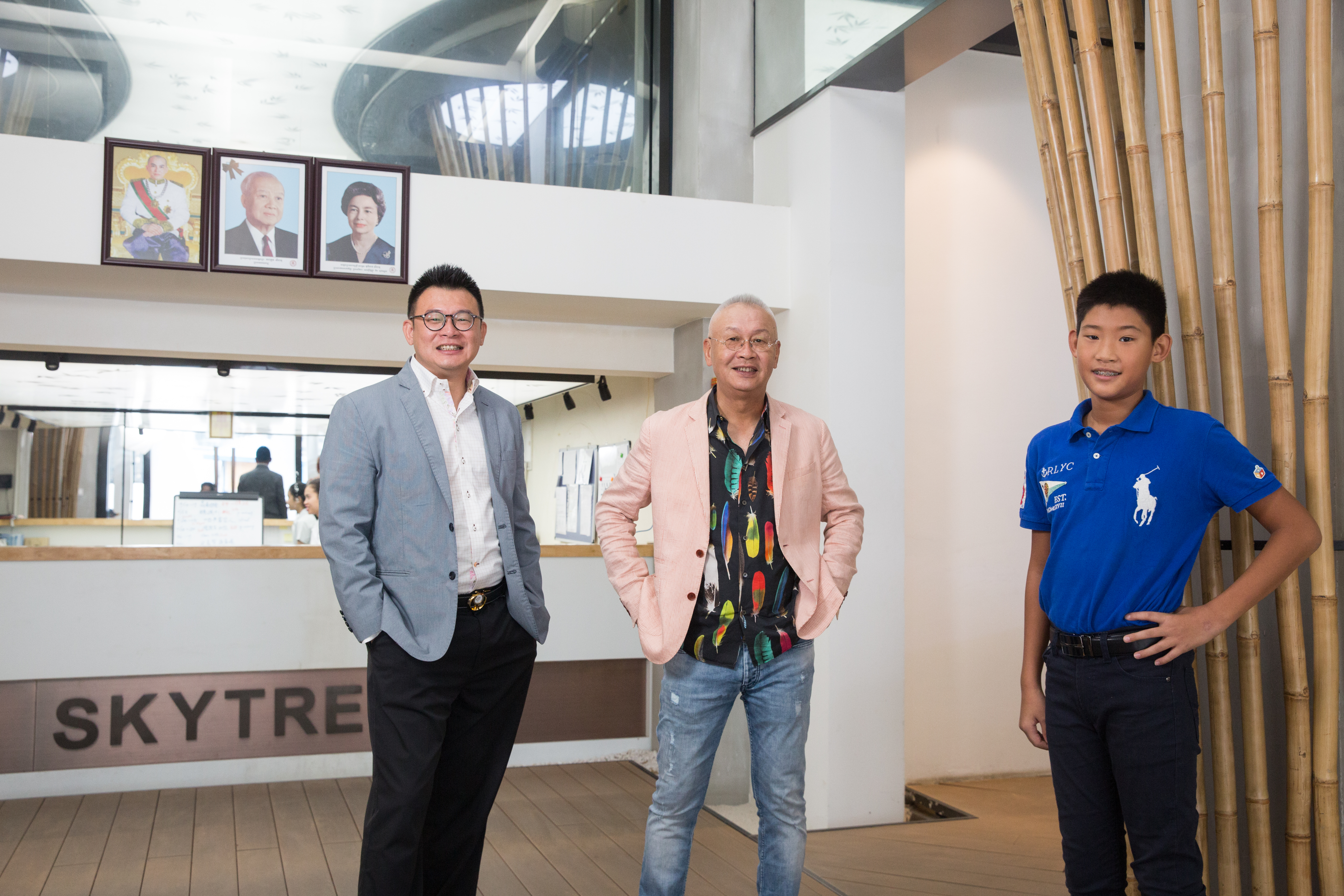 吳景亮（中）與大兒子吳臻育（左）、孫子吳東霖（右）一家三代都在柬埔寨落地生根。