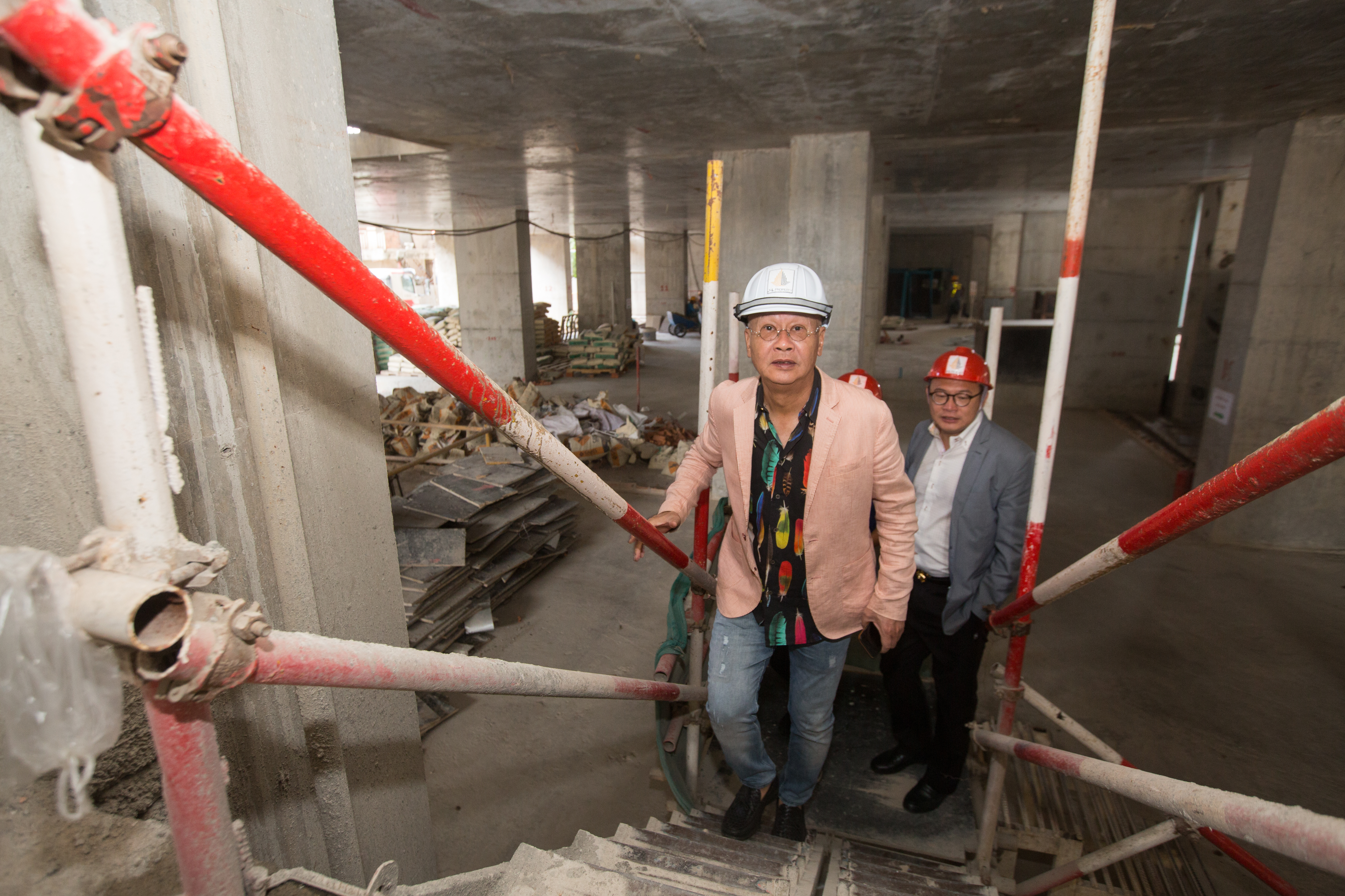 吳景亮對穿著講究，即便到工地視察也是一身亮眼。