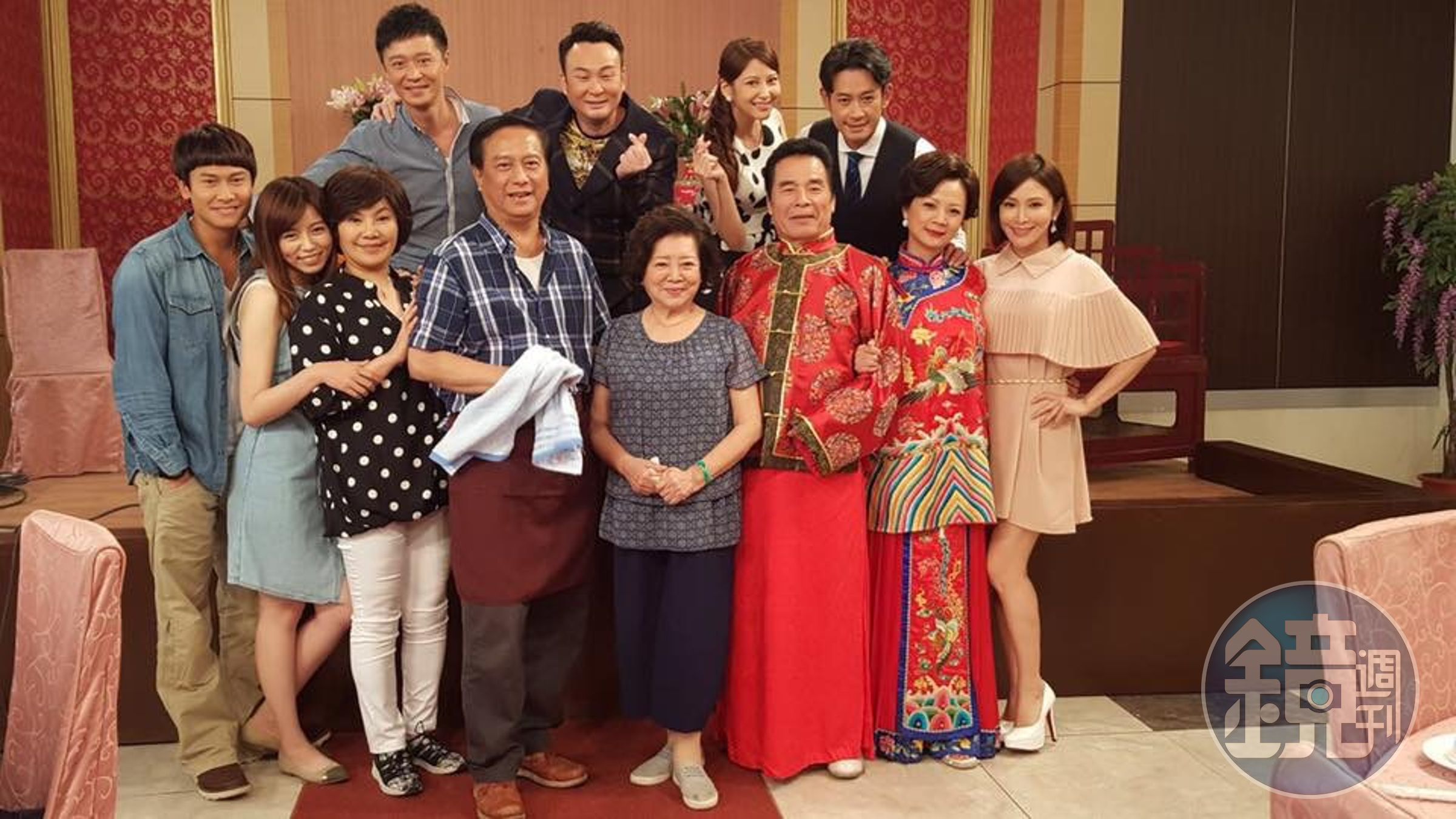王建復（前排左一）與王瞳（前排左二）都曾受馬如風（前排左四）照顧，對他非常感謝與懷念。（民視提供）