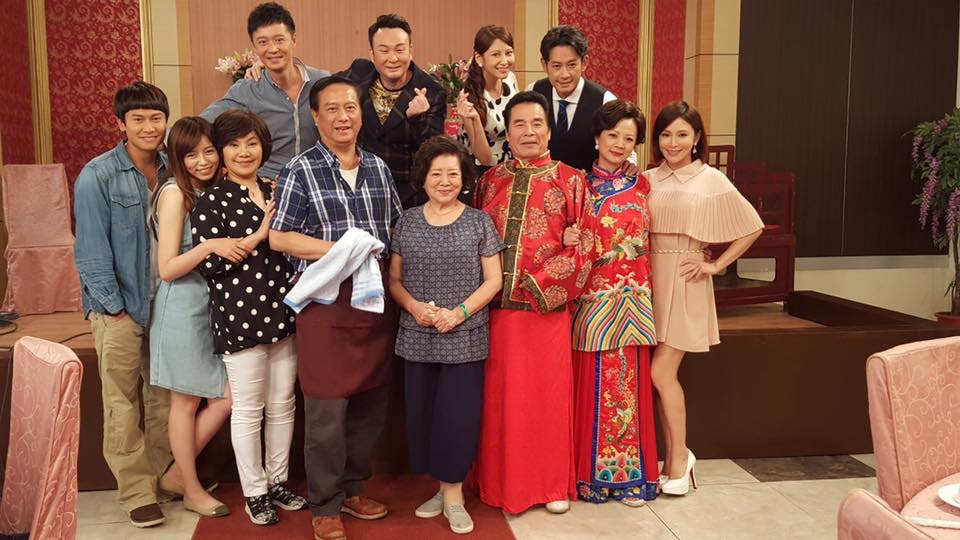 王建復（前排左一）與王瞳（前排左二）都曾受馬如風（前排左四）照顧，對他非常感謝與懷念。（民視提供）