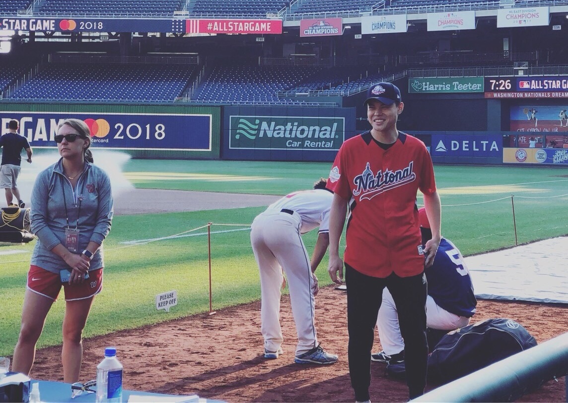 聖結石日前受邀赴華盛頓觀看美國職棒（MLB）年度明星賽，也進場打球。（WebTV Asia X 上行娛樂提供）