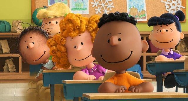 富蘭克林與其他小朋友們一起在教室內學習、遊玩。《史努比 The Peanuts Movie》電影劇照。