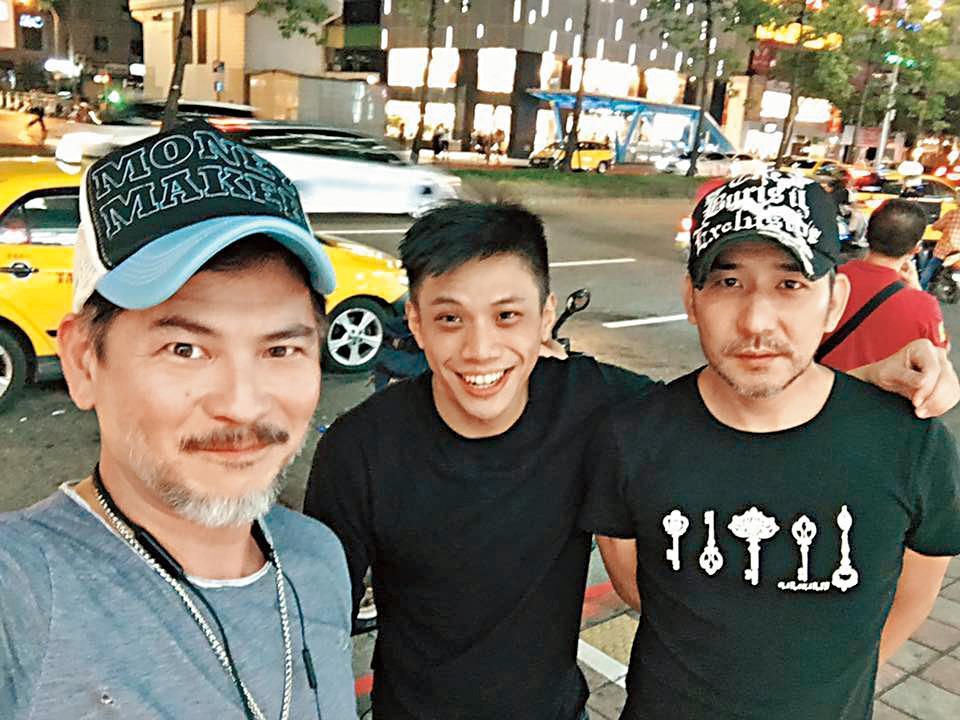 因為在網路上頗有知名度，黑男（中）順勢進入演藝圈發展，結交不少綜藝咖好友。左為馬國賢。（翻攝自馬國賢臉書）