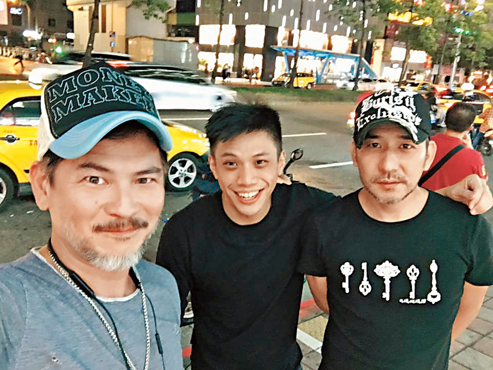 因為在網路上頗有知名度,黑男(中)順勢進入演藝圈發展,結交不少綜藝咖好友。左為馬國賢。(翻攝自馬國賢臉書)