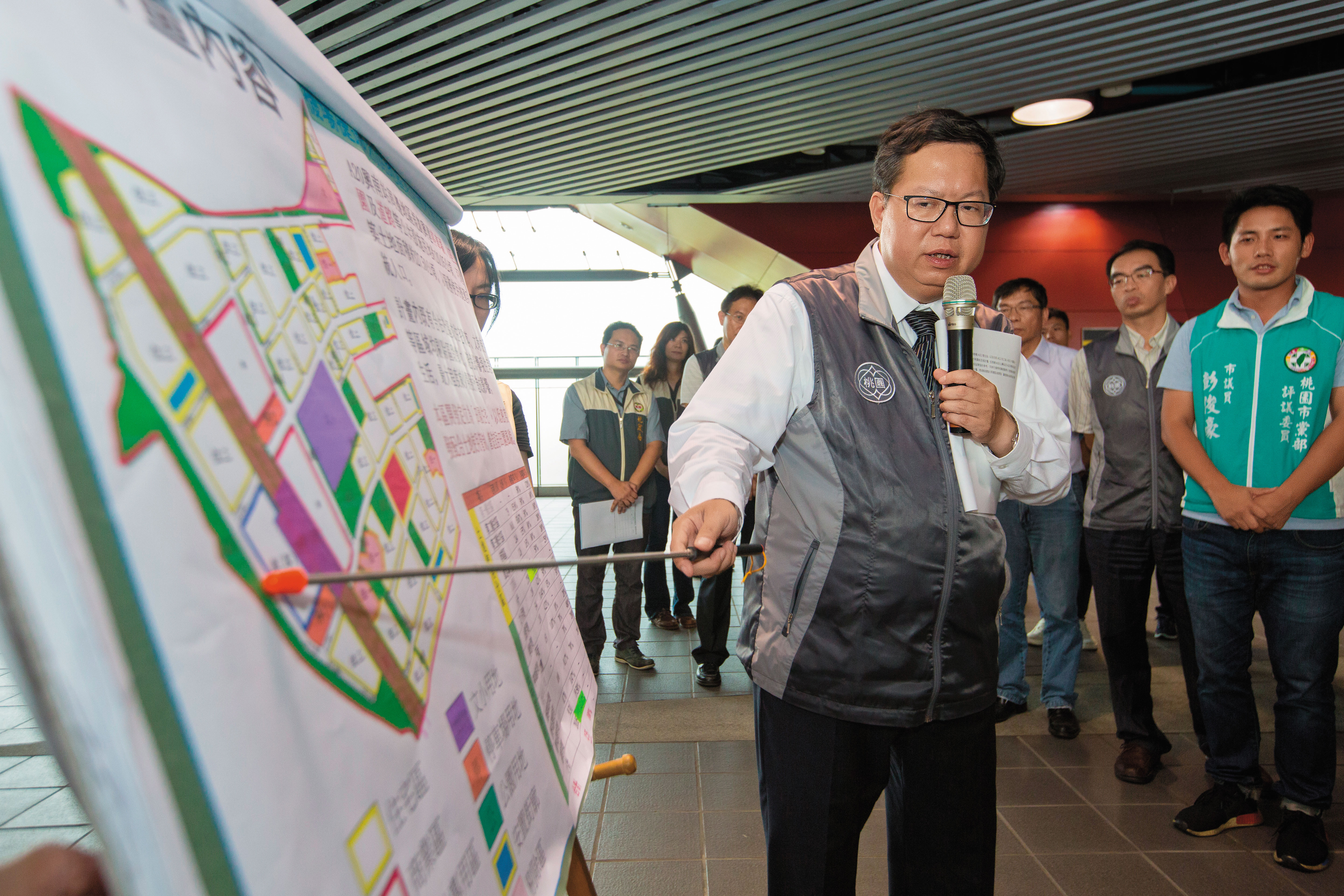 鄭文燦凡事親力親為，官員簡報後，他拿起麥克風直接向議員報告是常態。