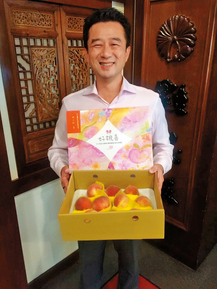 今年45歲的趙士懿,曾與知名航空公司千金戴嘉禎、Ella交往,戀情都無疾而終,至今仍是黃金單身漢。 (翻攝自趙士懿臉書)
