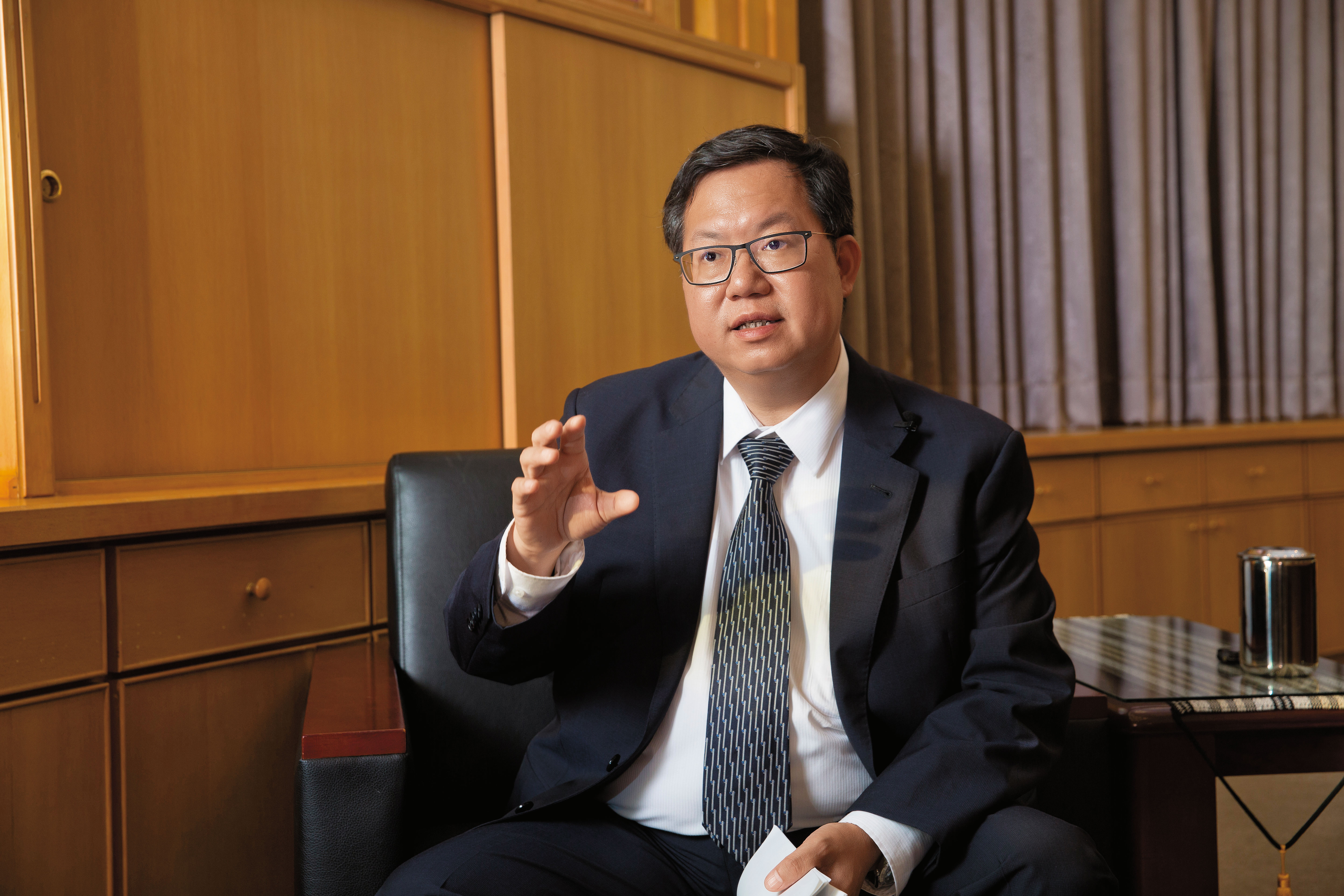 桃園市長鄭文燦上任後滿意度高，接受本刊專訪時舉出具體數據回擊，指桃園違建拆除率位居6都第3，且拆了很多大型倉儲和大型違章工廠。