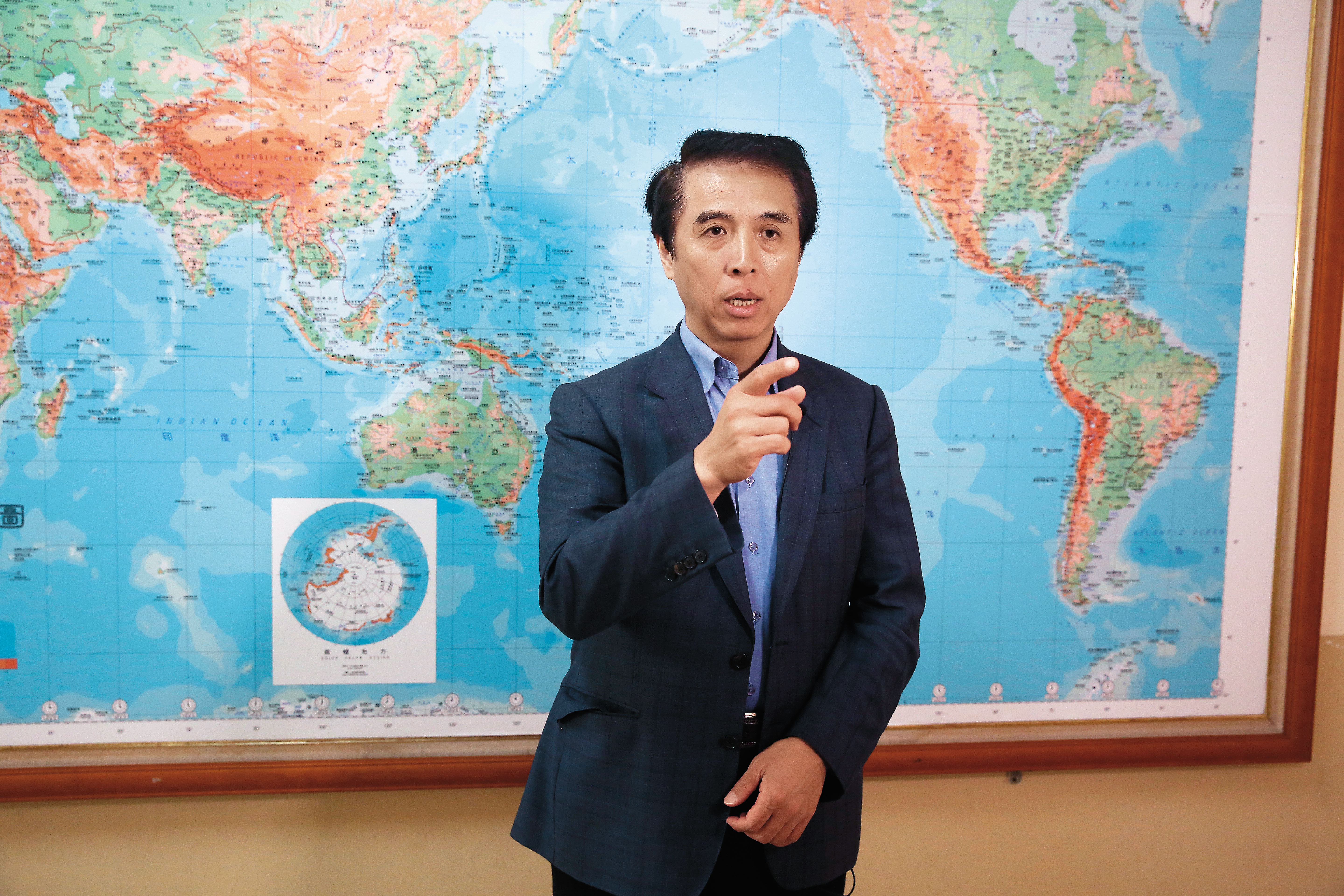 國民黨桃園市長參選人陳學聖選情不被看好，連網路文宣都自嘲「沒存在感」。 