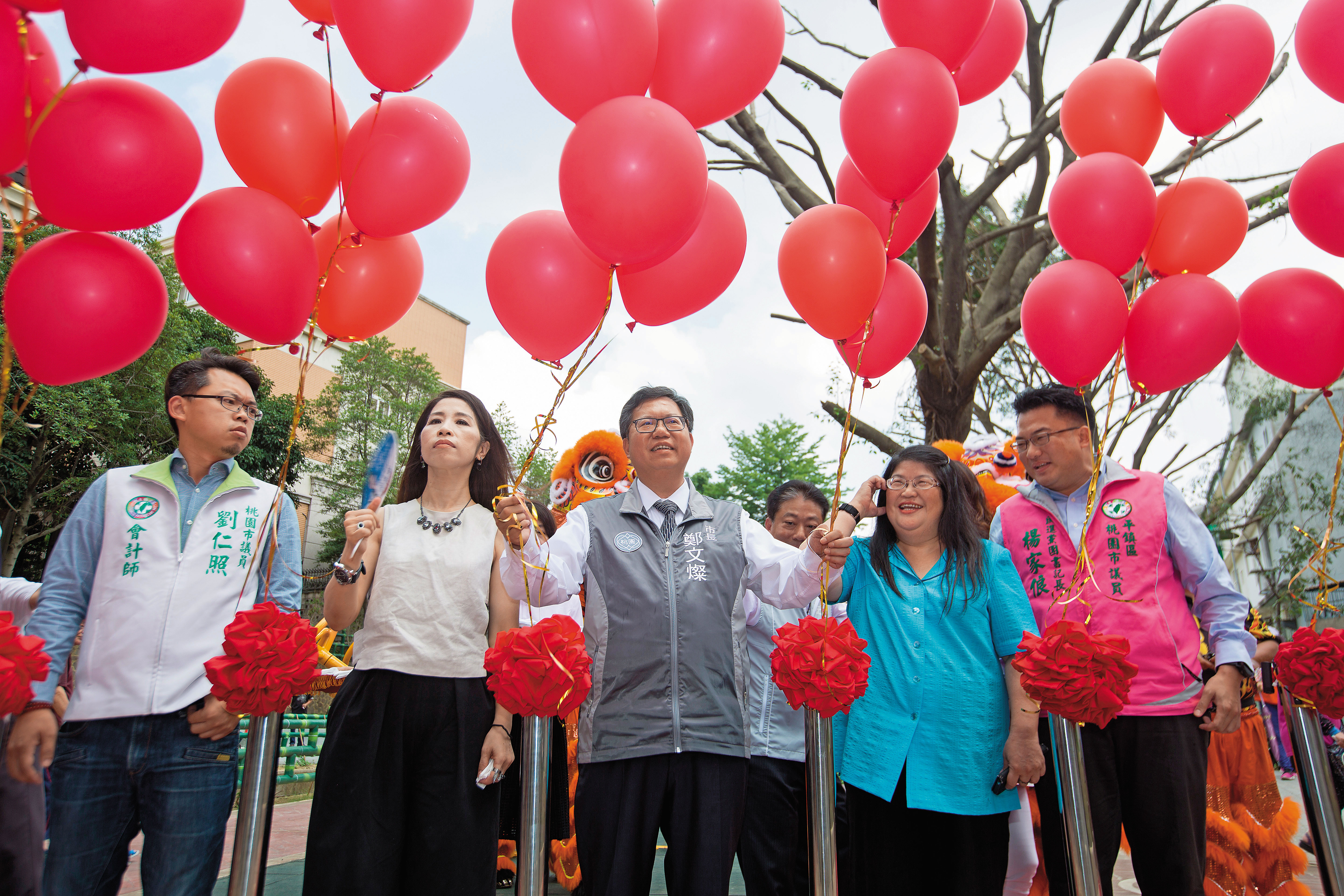 鄭文燦經營府會關係有一套，出席活動時不分黨派議員都和他相處融洽。