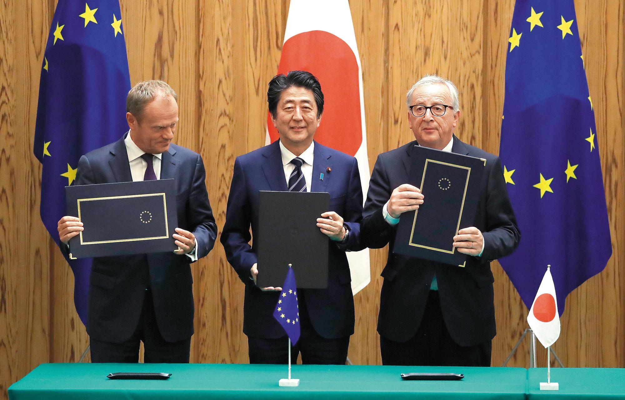 歐盟與日本簽署經濟夥伴協定之後,美國也和歐盟達成「零關稅」協議,形同在貿易戰中,聯手劍指中國。(東方IC)