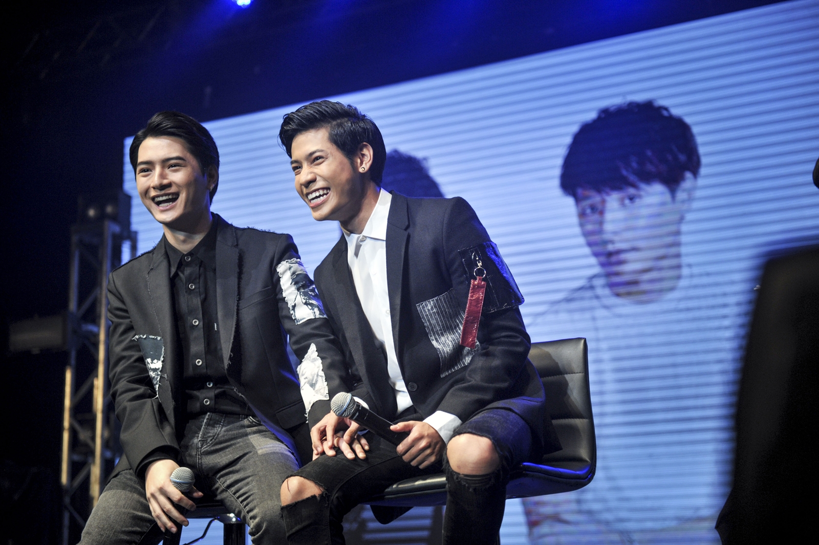 泰星Singto（右）和Krist因《一年生》成為超知名CP，擁有大批粉絲。（TRiKs／佳音娛樂提供）