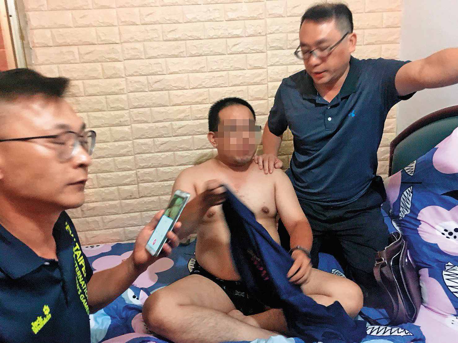 林嫌（中）犯案後逃亡28小時，最終仍被警方逮捕。（翻攝畫面）