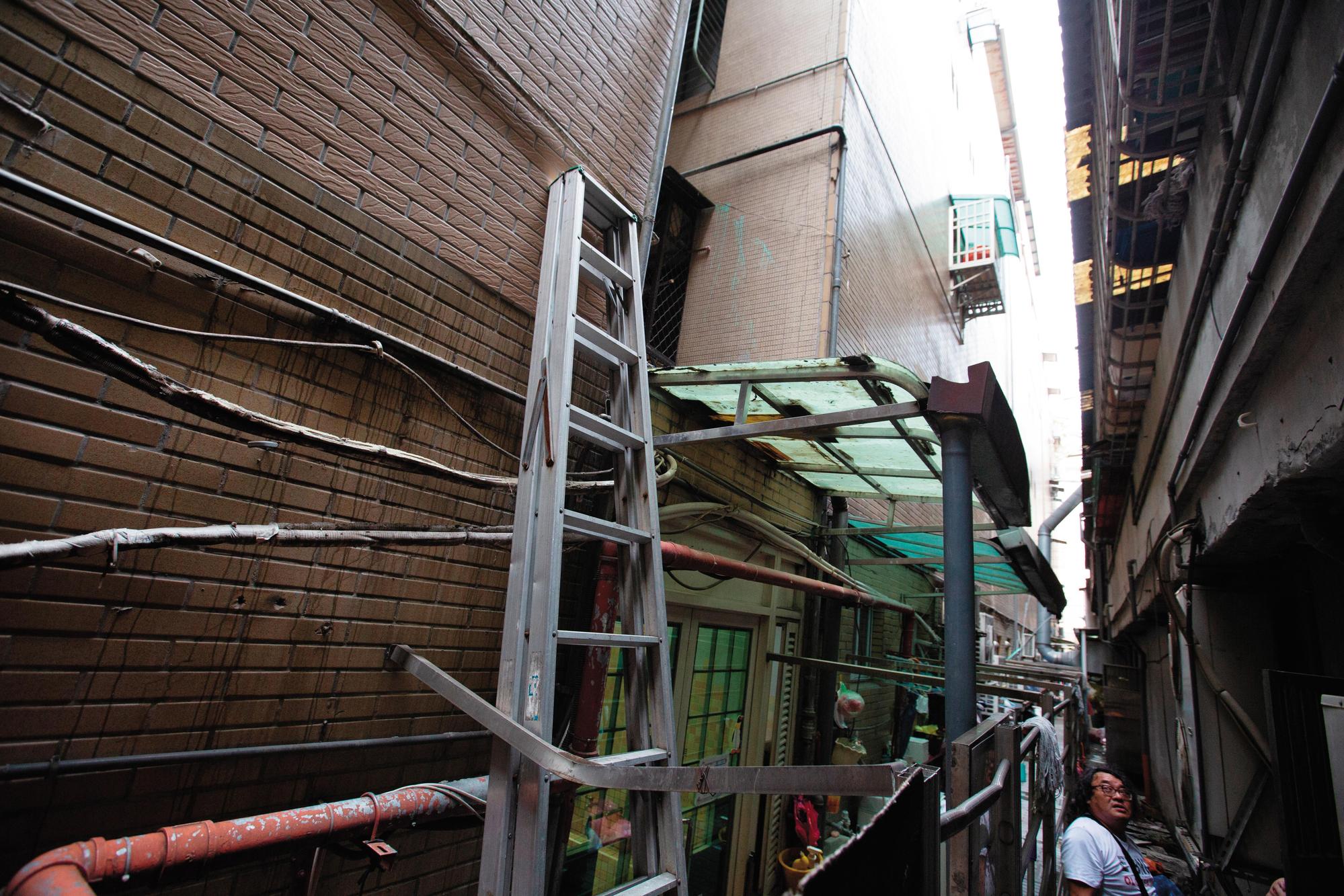 張彭2嫌犯案後從窗戶逃跑,違建和鐵梯成為逃逸利器。