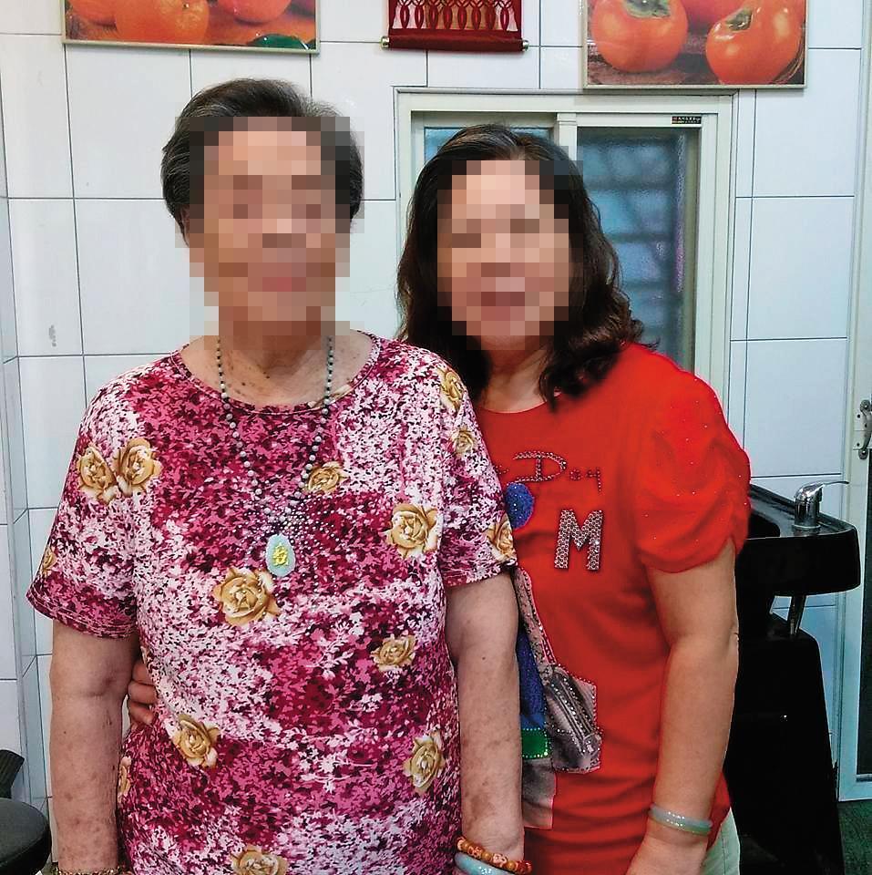 李姓老婦（左）年事已高，但平常仍能能獨自買菜逛街，最終竟因孫子而死。（翻攝畫面）