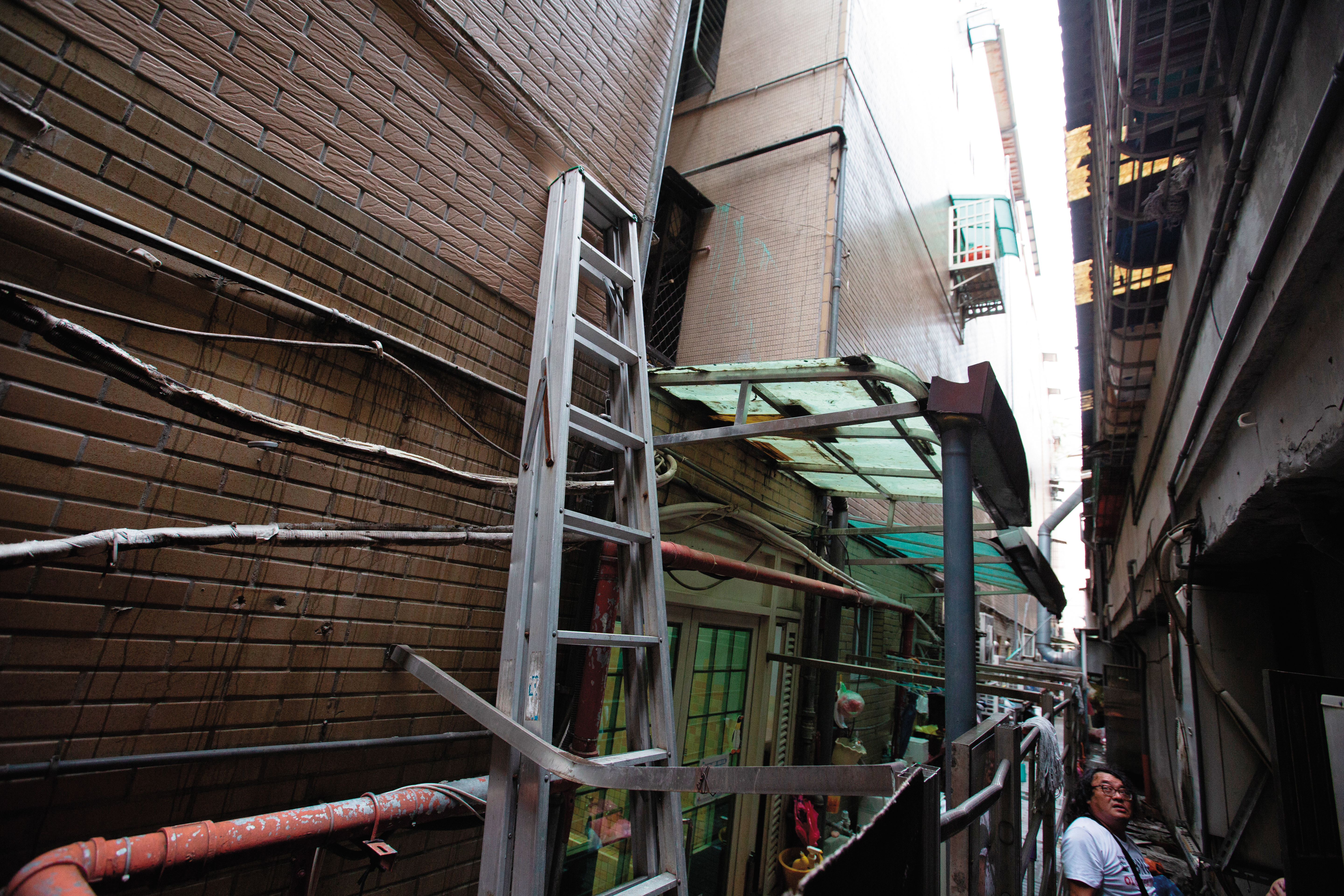 張彭2嫌犯案後從窗戶逃跑，違建和鐵梯成為逃逸利器。