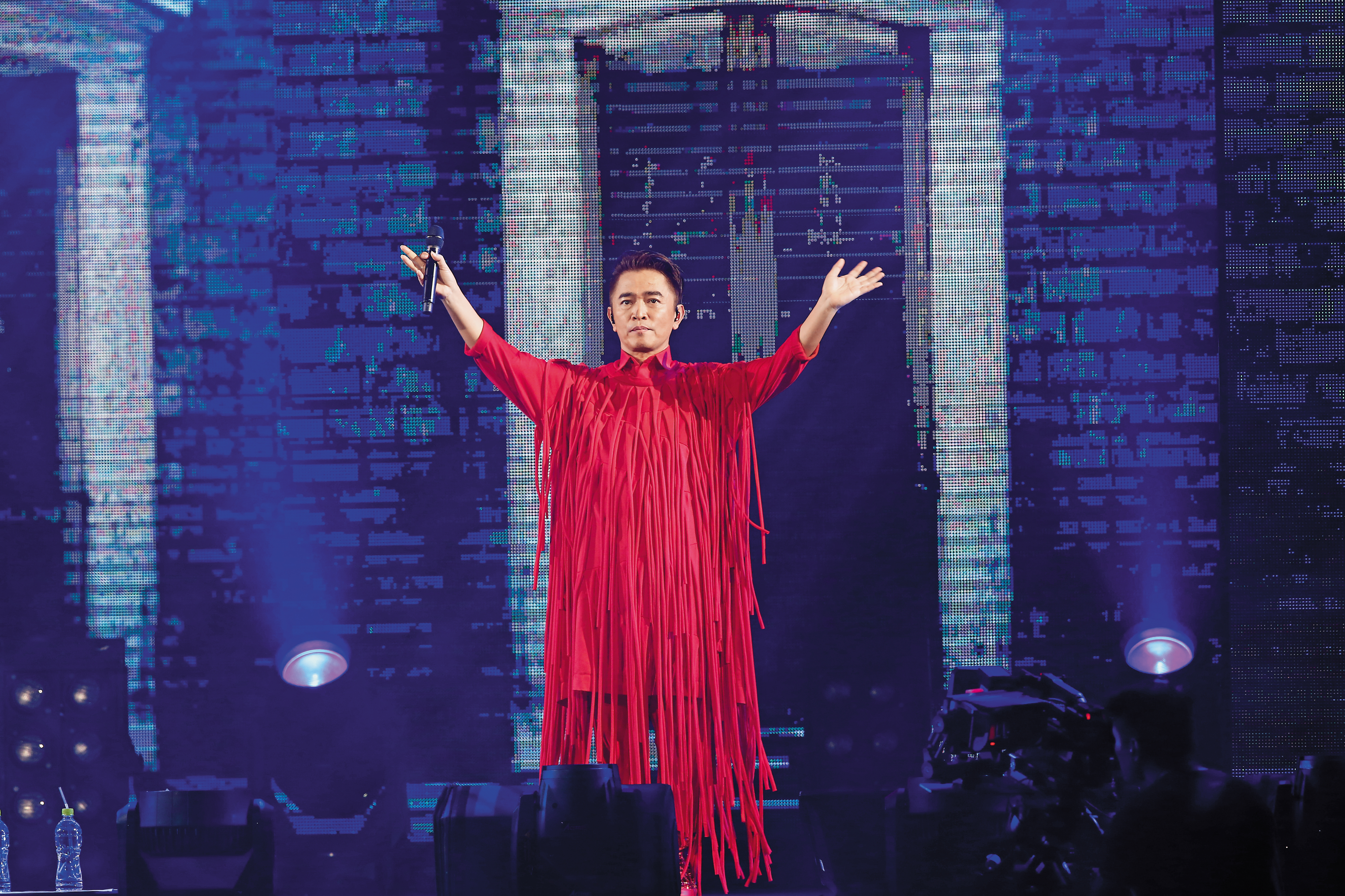  吳宗憲身形並不寬大，也沒啥肉需要遮掩，卻穿了一身感覺是從阿密特衣櫃取來的衣服。