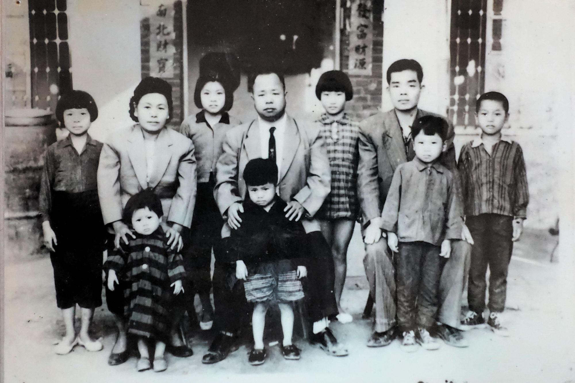 蔣月惠（前排左1）說自己從小不受母親（後排左2）喜愛，母女情結成了她生命中最難痊癒之傷。（蔣月惠提供）