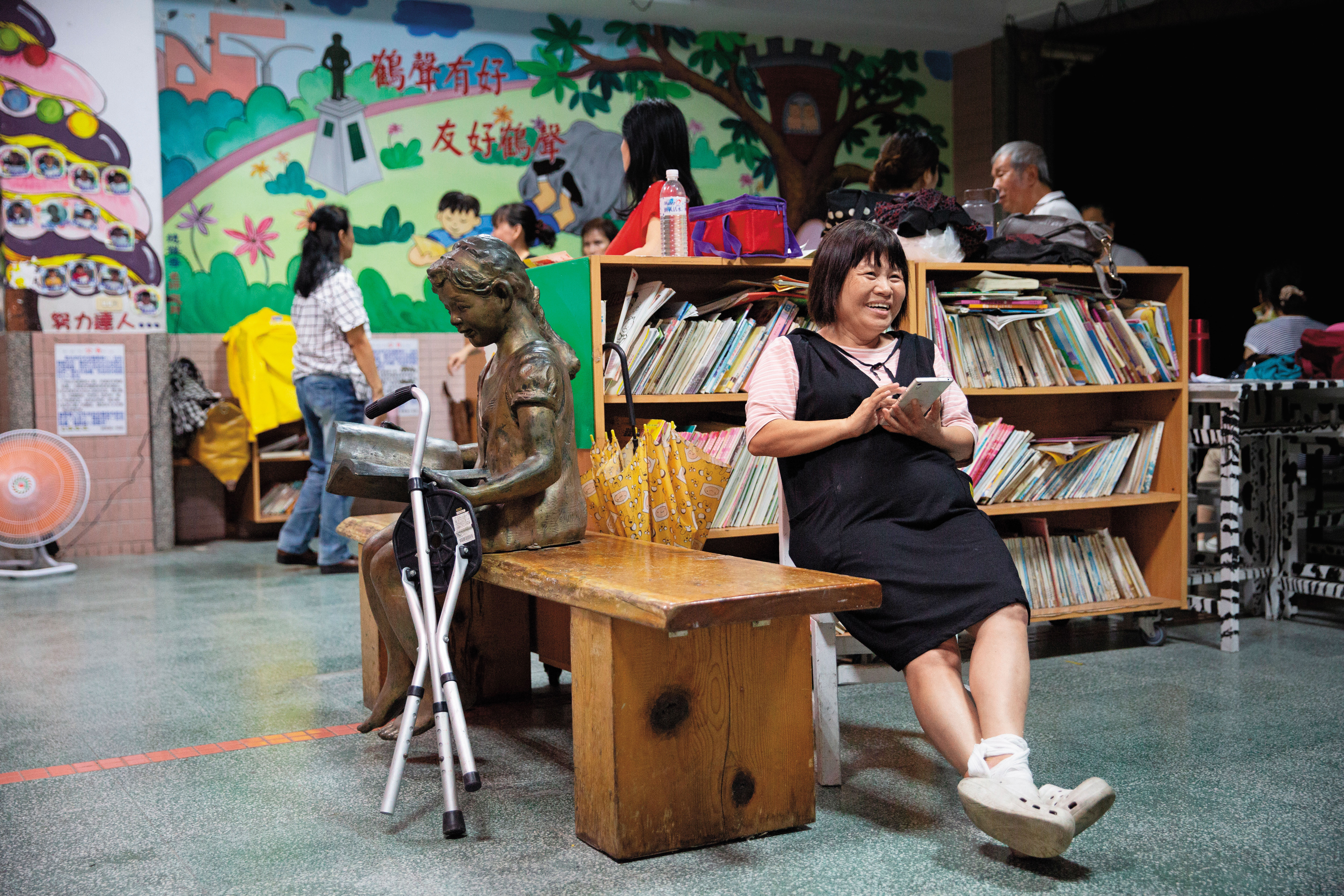 蔣月惠（前右）說，早年羅騰園成立時就沒立案，挪威傳教士離開後她與夥伴花了2年完成立案，但最後她不耐體制內的繁瑣運作，連理監事會都不想召開。