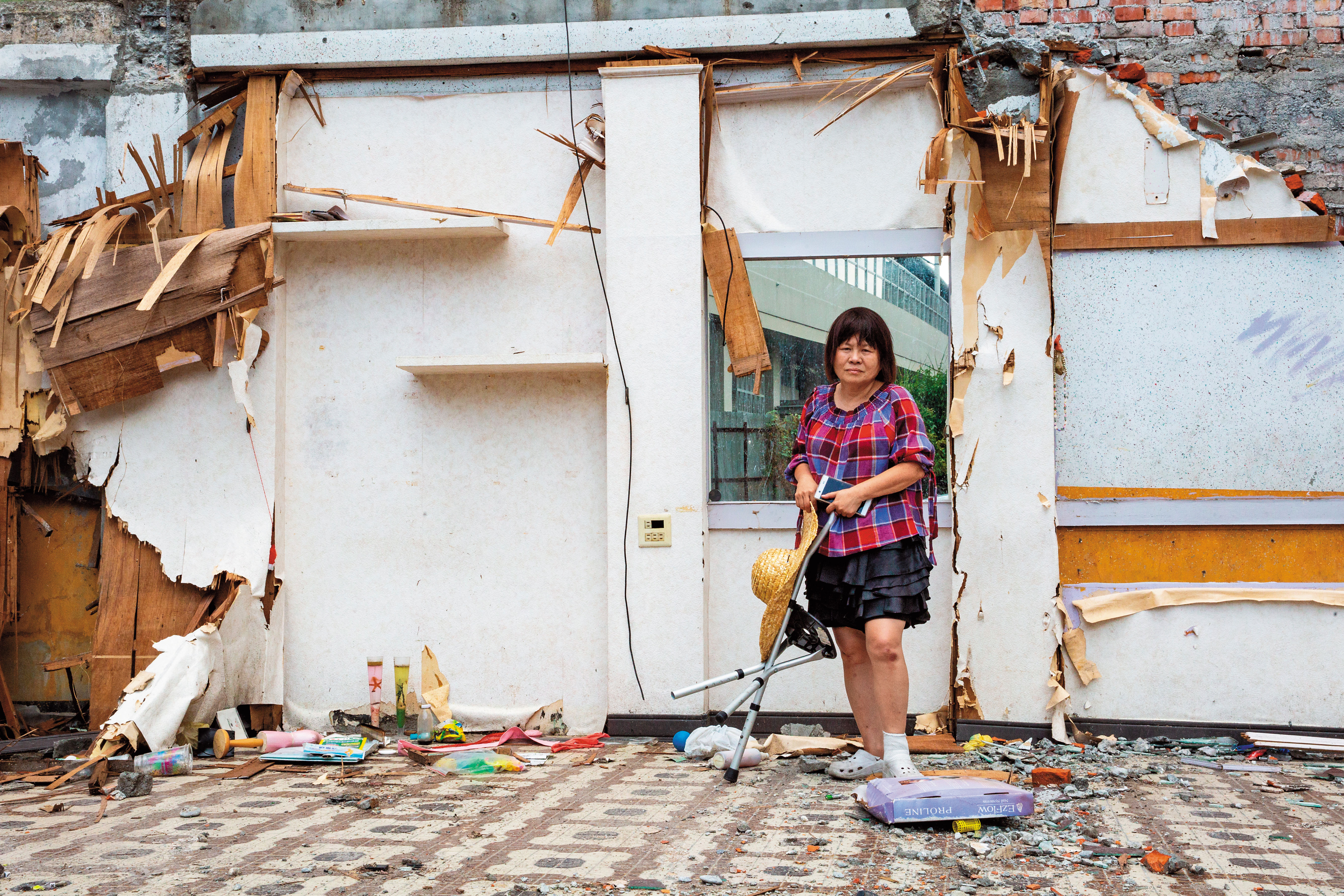 蔣月惠站立處，便是屏東公勇路已遭拆除的同意戶。