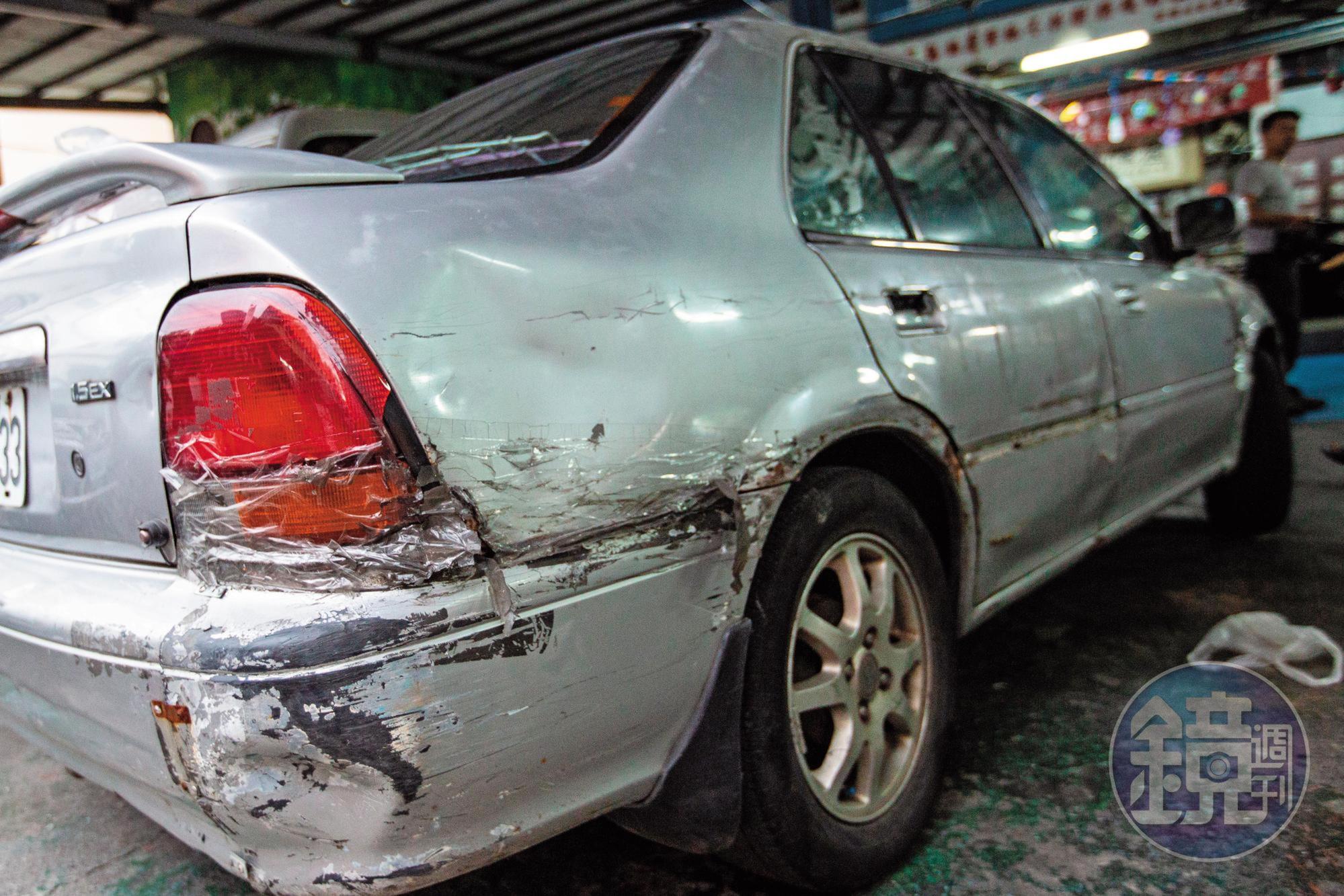 蔣月惠開車隨興，整台車傷痕累累，她為了避免鈑金又被刮到，竟在車子4角黏滿透明膠帶，完全不顧美醜。