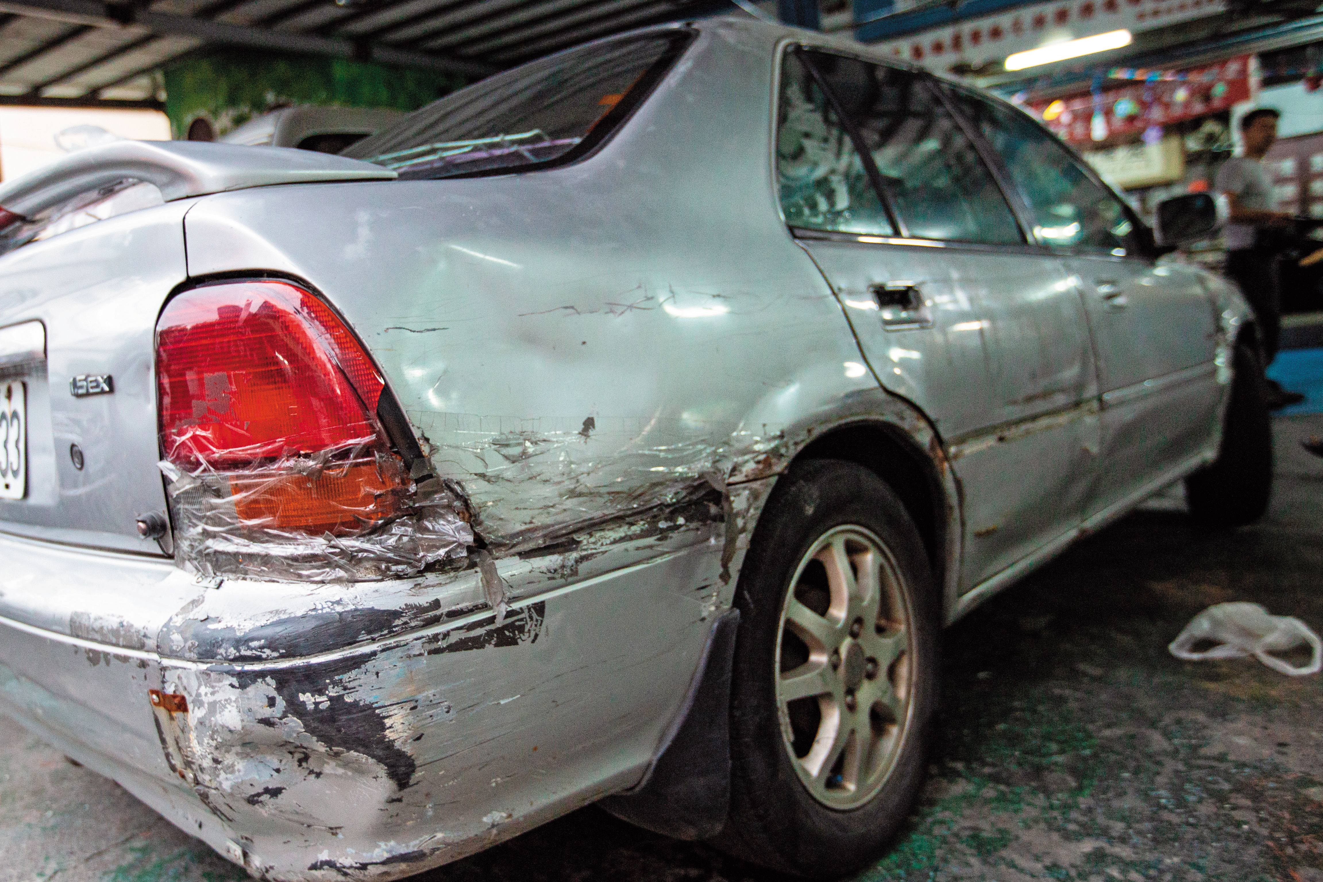 蔣月惠開車隨興，整台車傷痕累累，她為了避免鈑金又被刮到，竟在車子四角黏滿透明膠帶，完全不顧美醜。