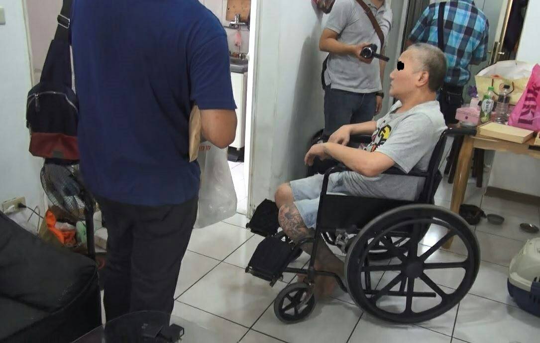 毒販花欽華佯裝不良於行，端坐輪椅不發一語。（警方提供）
