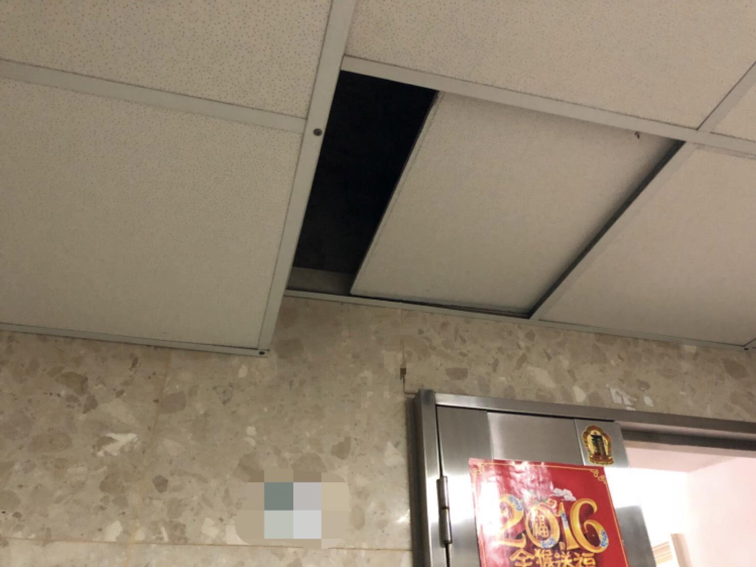 檢警在天花板輕鋼架內發現毒品。（警方提供）