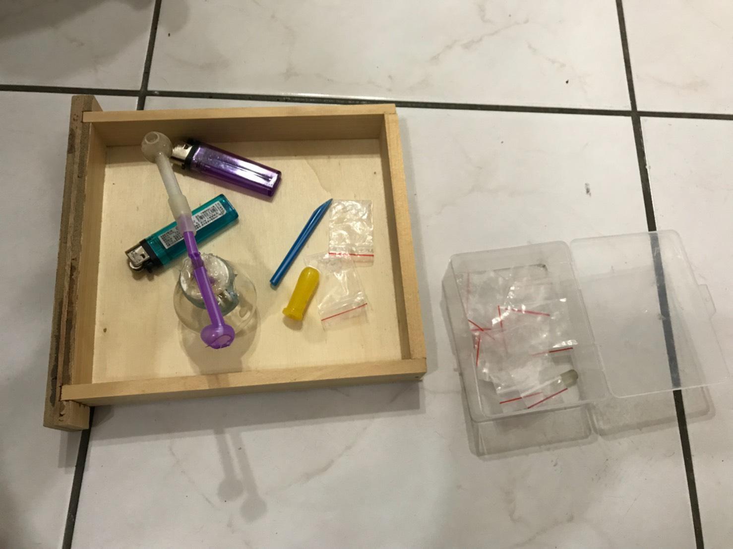 警方起獲安非他命2包吸食器1組及殘渣袋16個等犯罪證物。（警方提供）