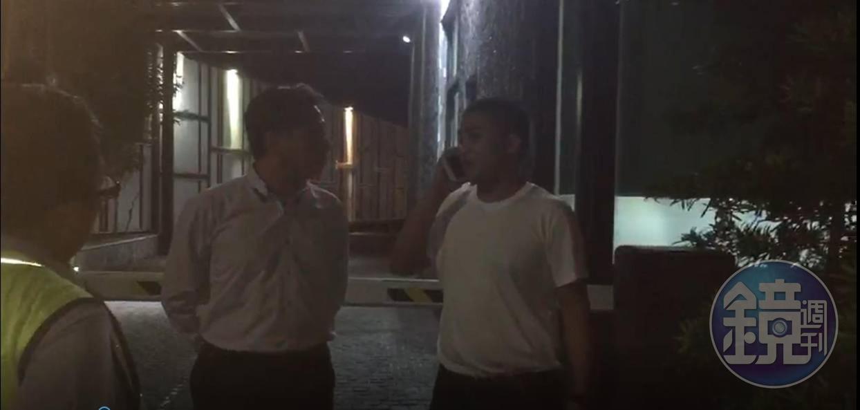 警方在林口某汽車旅館逮捕涉嫌囚女性侵的王姓主嫌（右）。