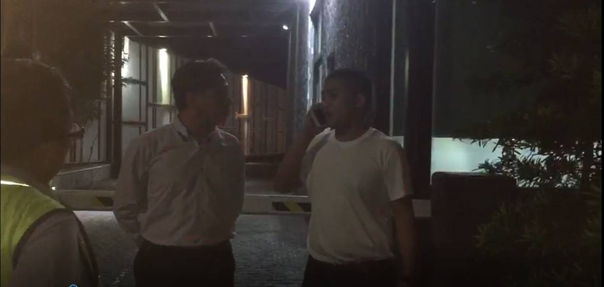 警方在林口某汽車旅館逮捕涉嫌囚女性侵的王姓主嫌（右）。