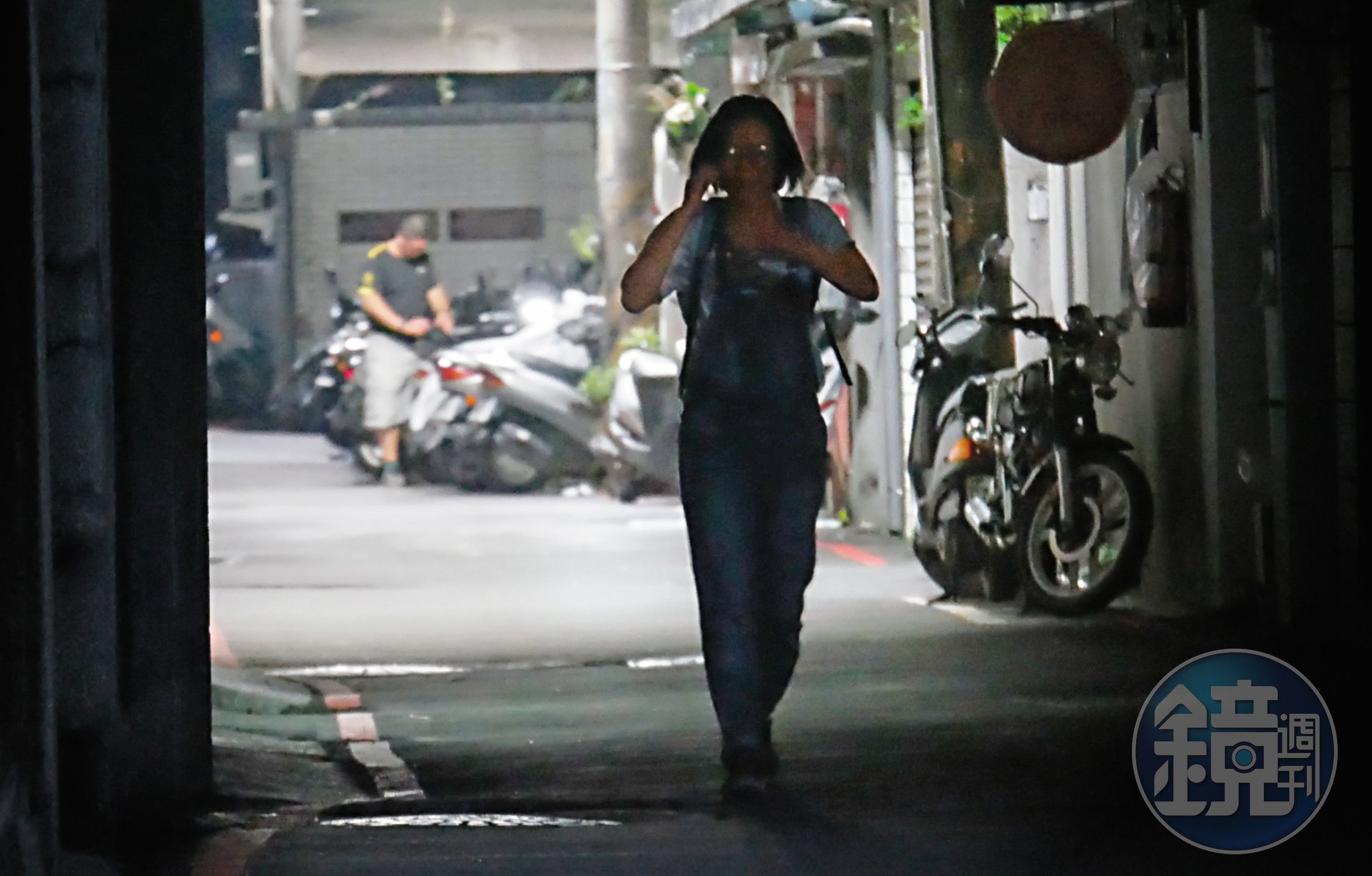 03：03 女助理走離現場，結束這場鬧劇。