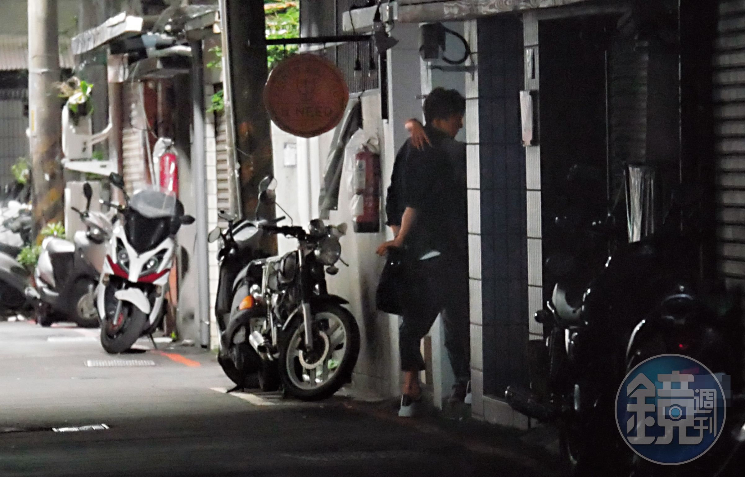 7月28日 02：51 張立昂弄了一陣之後，持續頂著女助理，結果被打槍了。