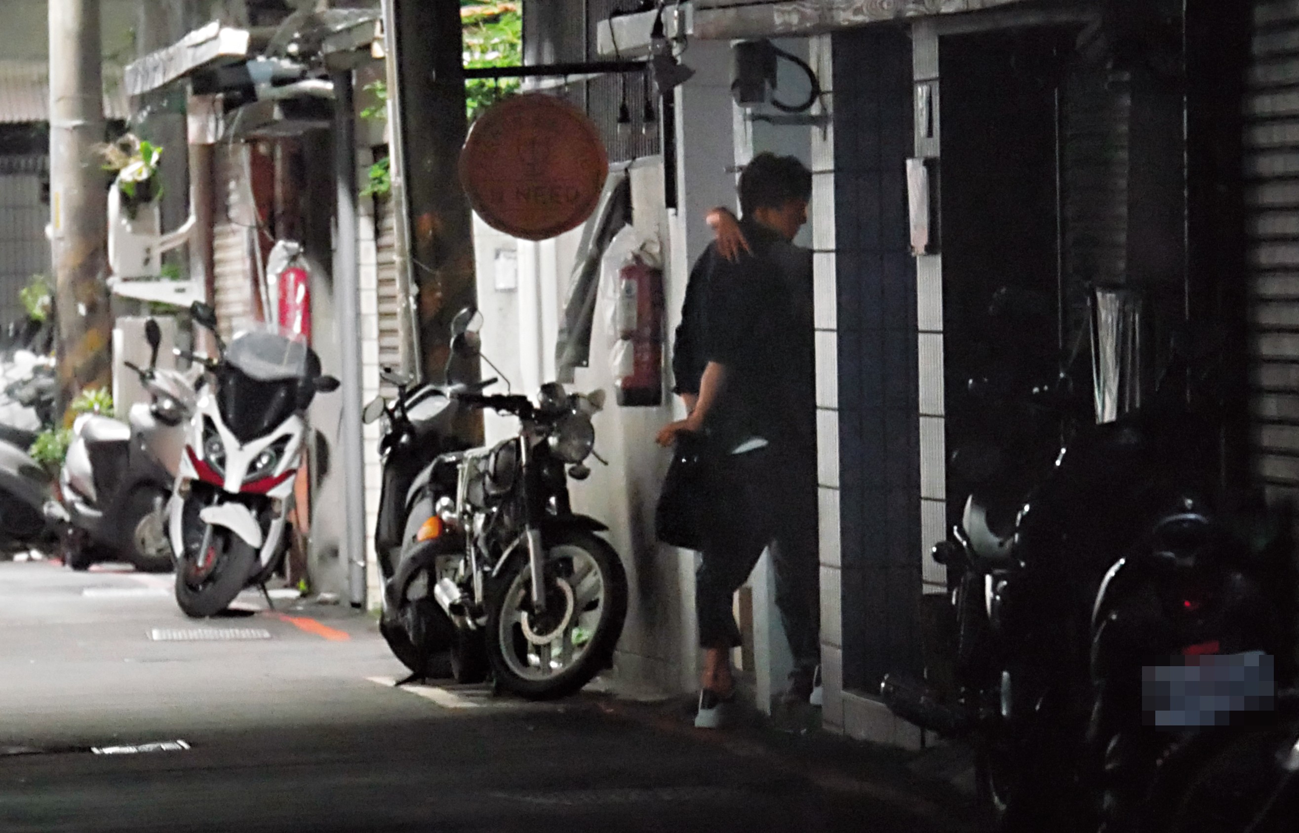 7月28日 02：51 張立昂弄了一陣之後，持續頂著女助理，結果被打槍了。