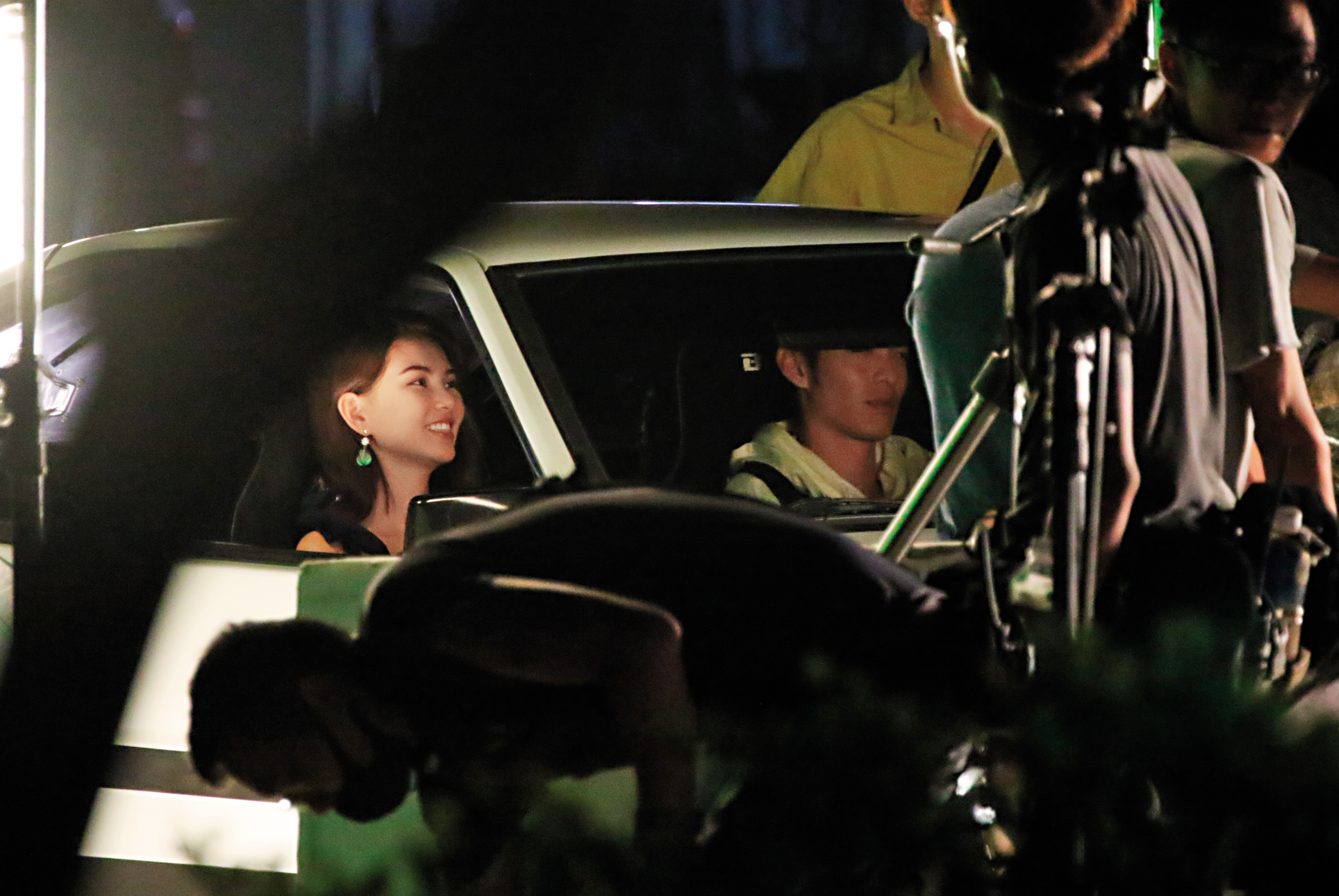 7月23日 01：37昆凌與曹佑寧在車內對戲從深夜拍到隔天凌晨，昆凌仍然滿臉笑容心情不錯。