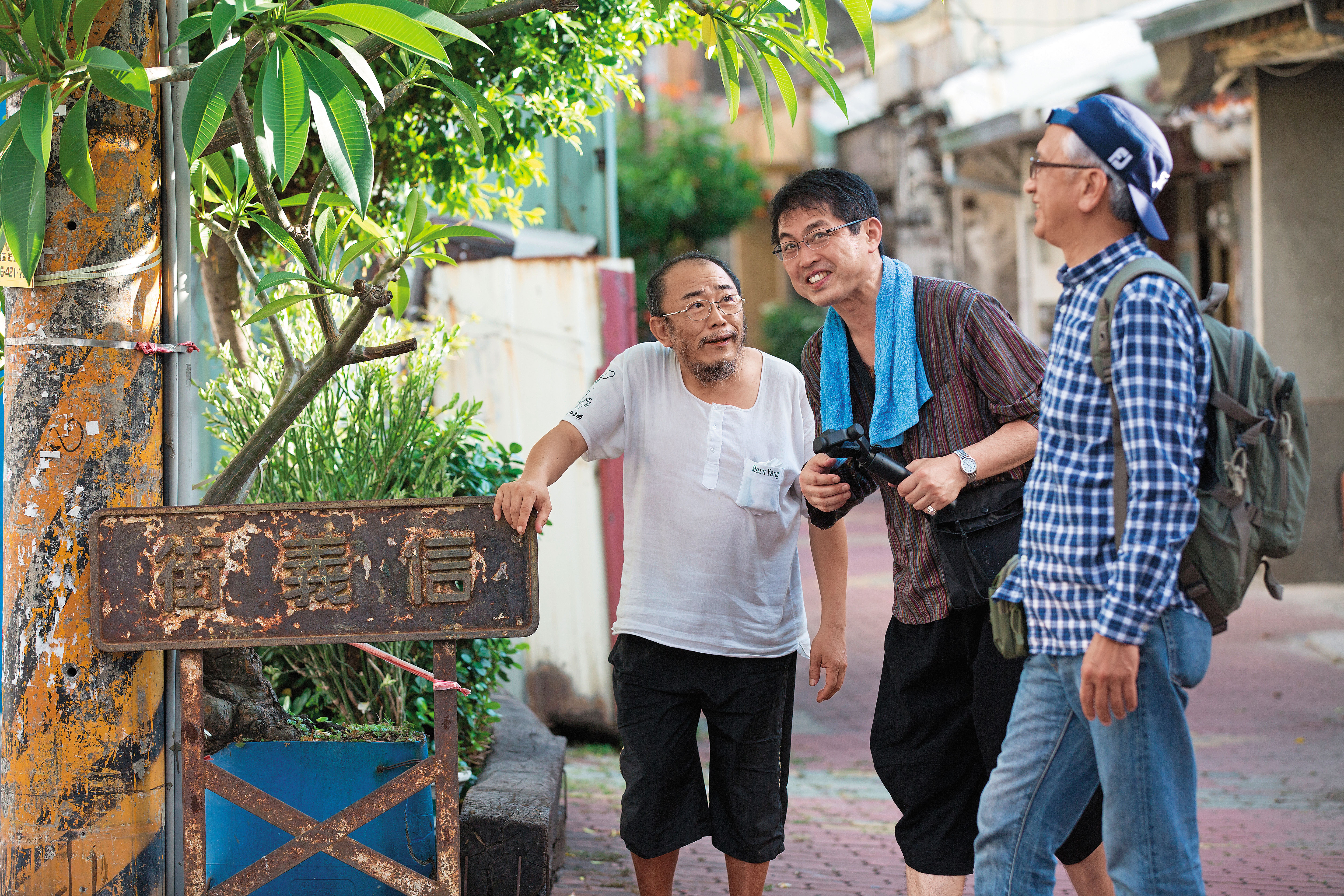 曾罹患重病的楊馬路(左)帶著日本客走訪台南大街小巷,雙方靠著中文、日文加上比手畫腳,溝通時笑聲不斷。