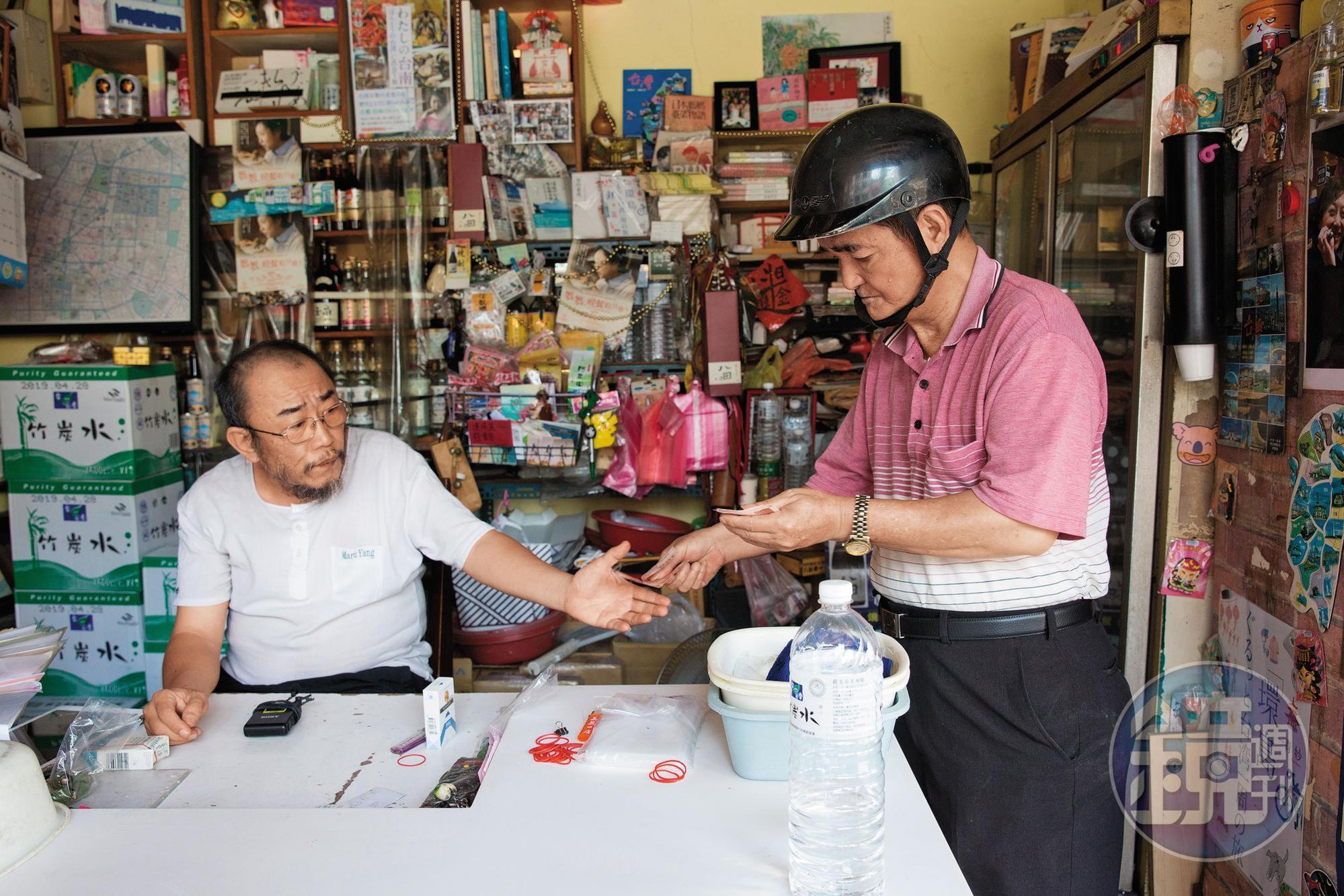 過去楊馬路（左）因為賣檳榔而感到自卑，而今才慢慢轉念。