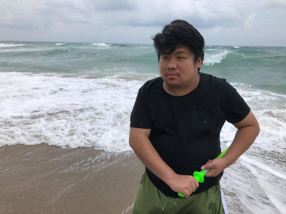 統神在直播中回答網友關於重機上國道的提問。（取自亞洲統神-張嘉航粉絲專頁）