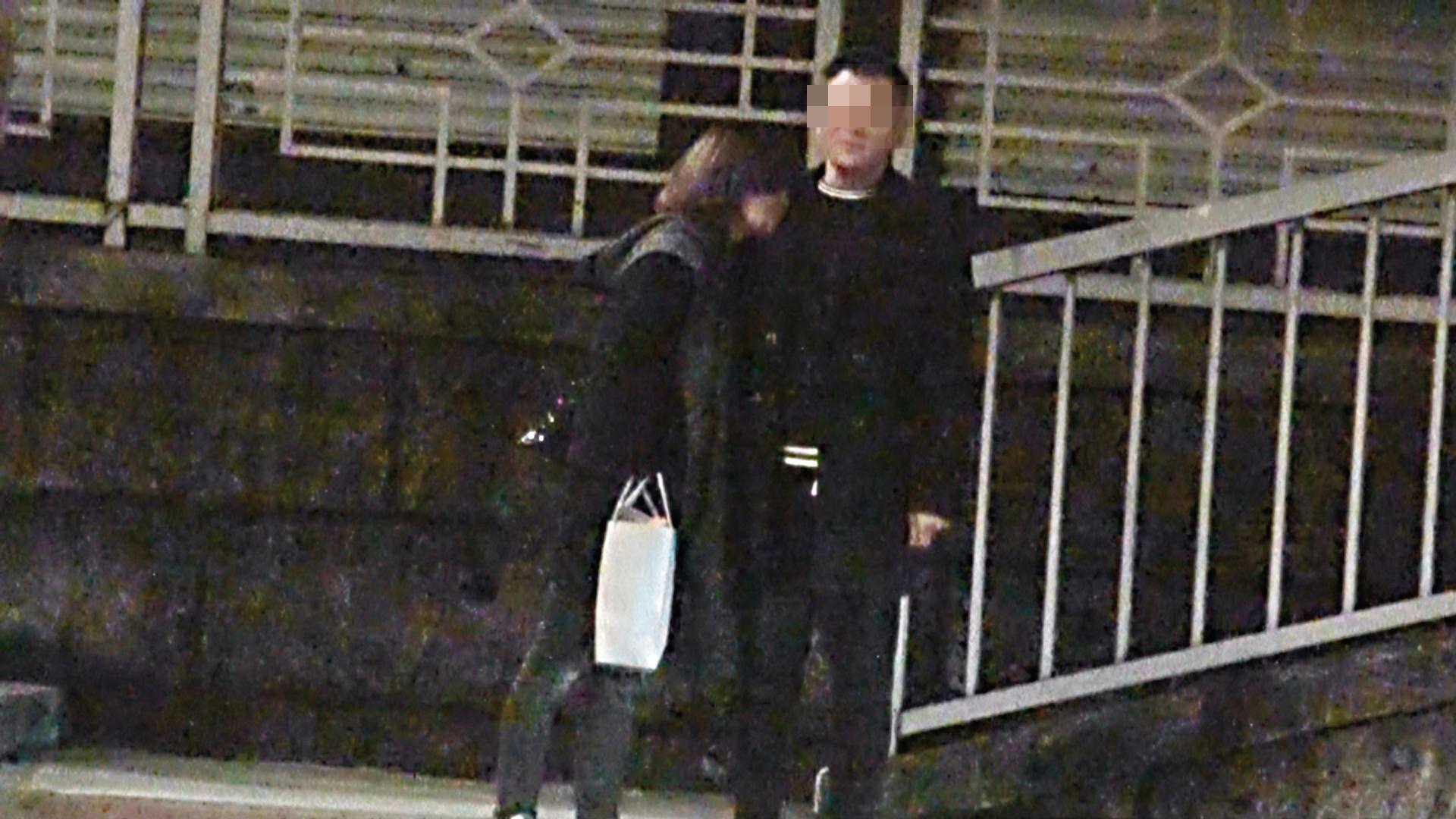 林姓少校與小三牽手過馬路，小三還把頭倚在他身上。（讀者提供）