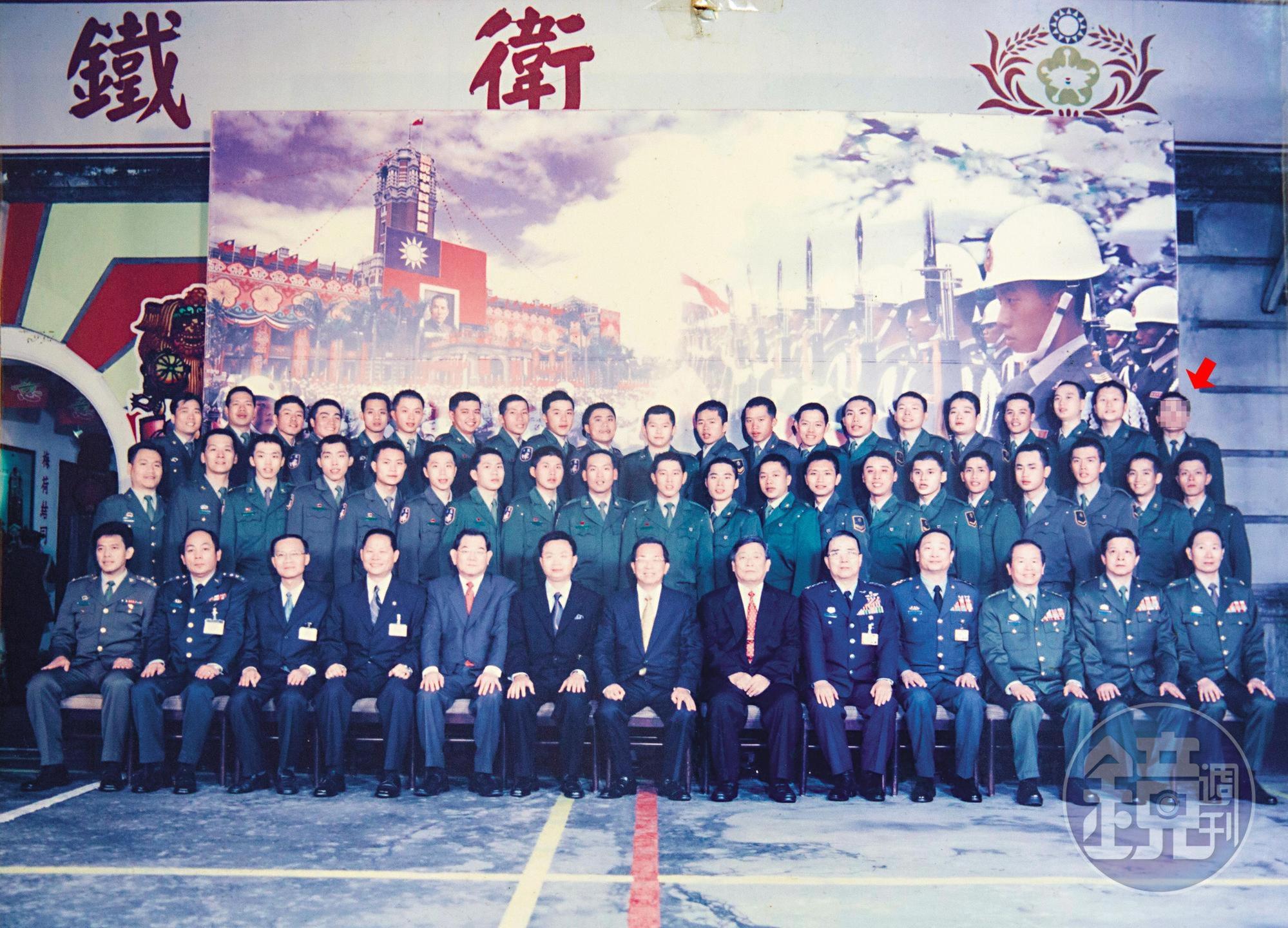 林姓少校(箭頭者)曾是傑出軍人,擔任過總統府鐵衛隊隊長一職。圖為總統陳水扁與鐵衛隊合影。(讀者提供)