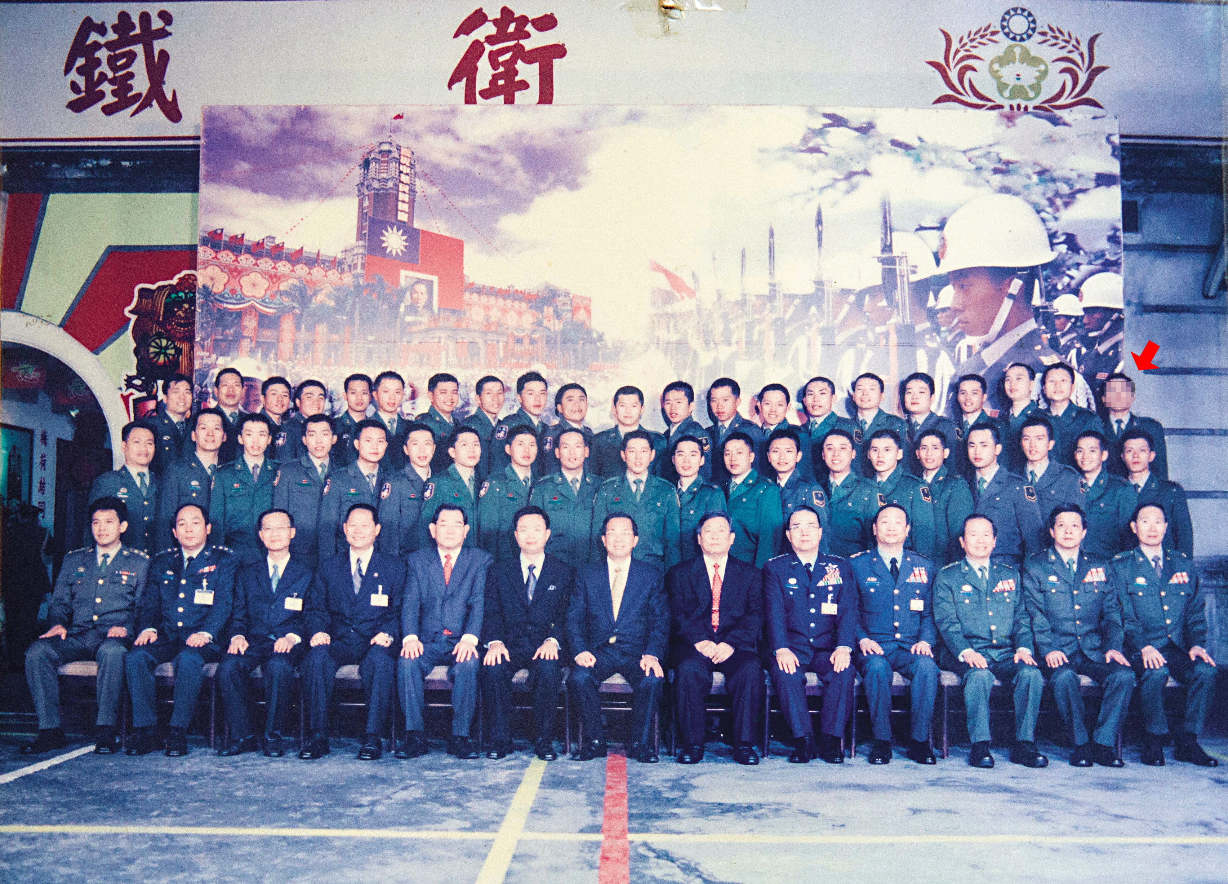 林姓少校（箭頭者）曾是傑出軍人，擔任過總統府鐵衛隊隊長一職。圖為總統陳水扁與鐵衛隊合影。（讀者提供）