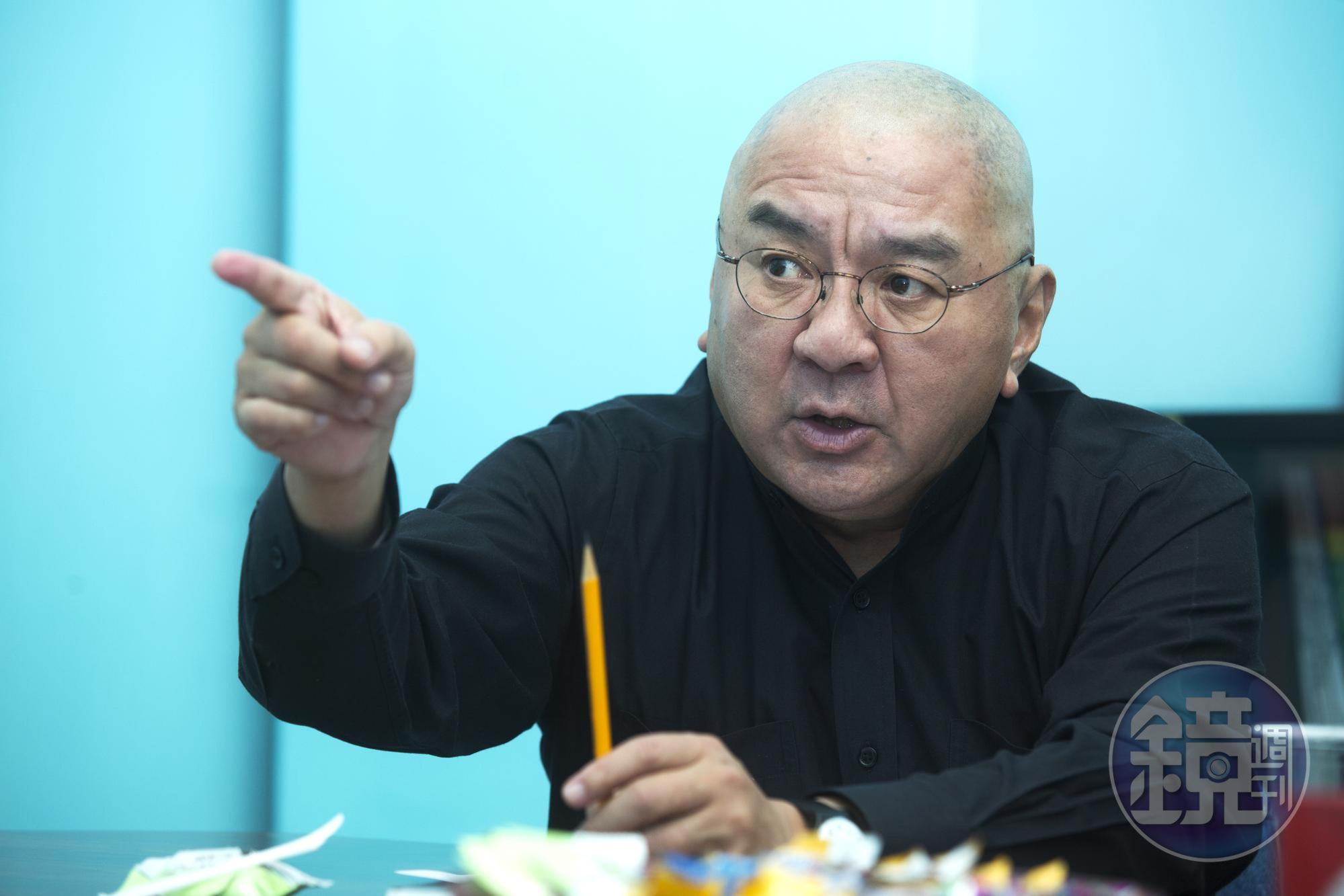 潤泰集團總裁尹衍樑大力拍桌斥責，「發生這件事情就像是撕掉我的臉皮一樣。」