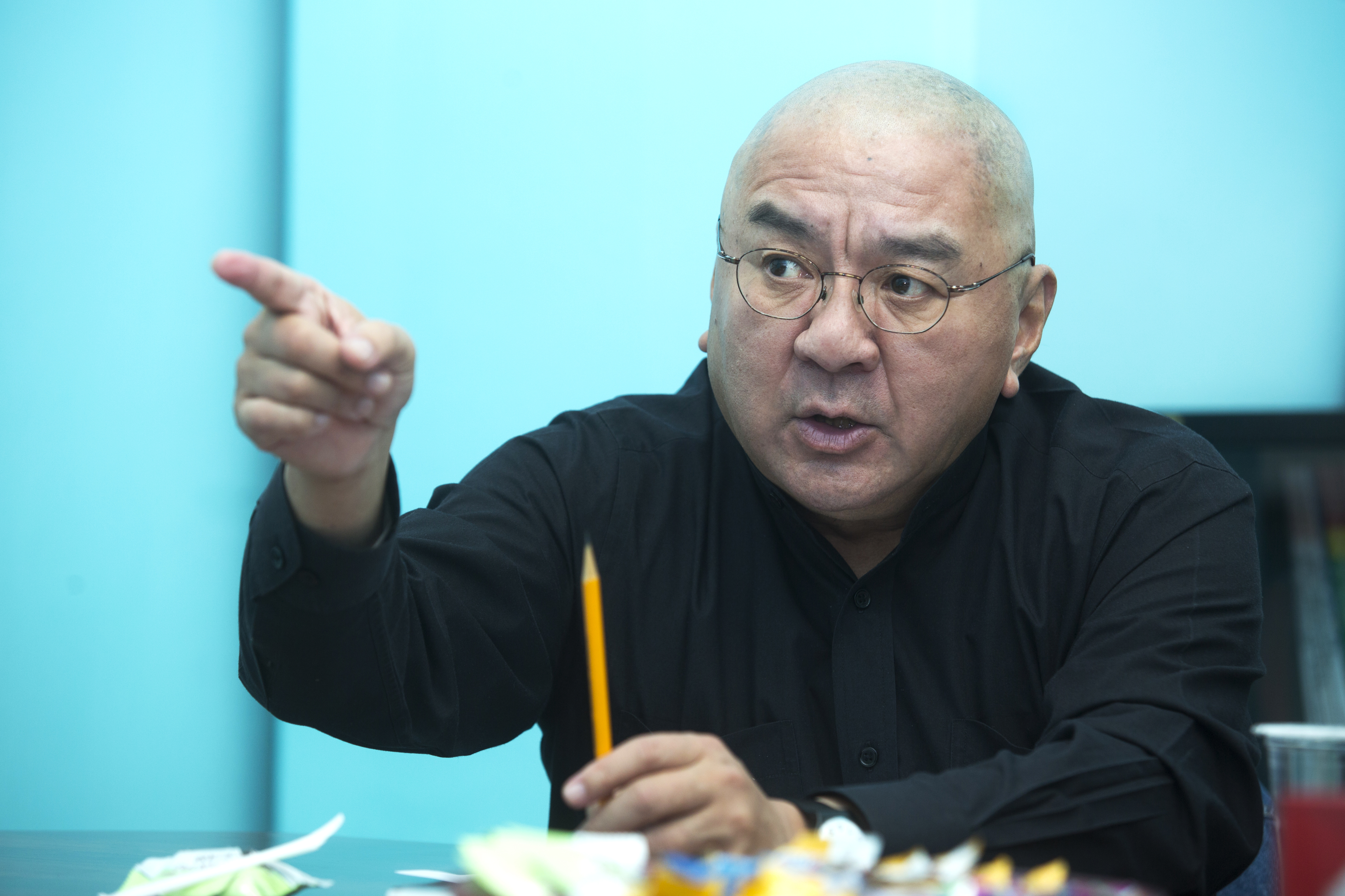 潤泰集團總裁尹衍樑大力拍桌斥責，「發生這件事情就像是撕掉我的臉皮一樣。」