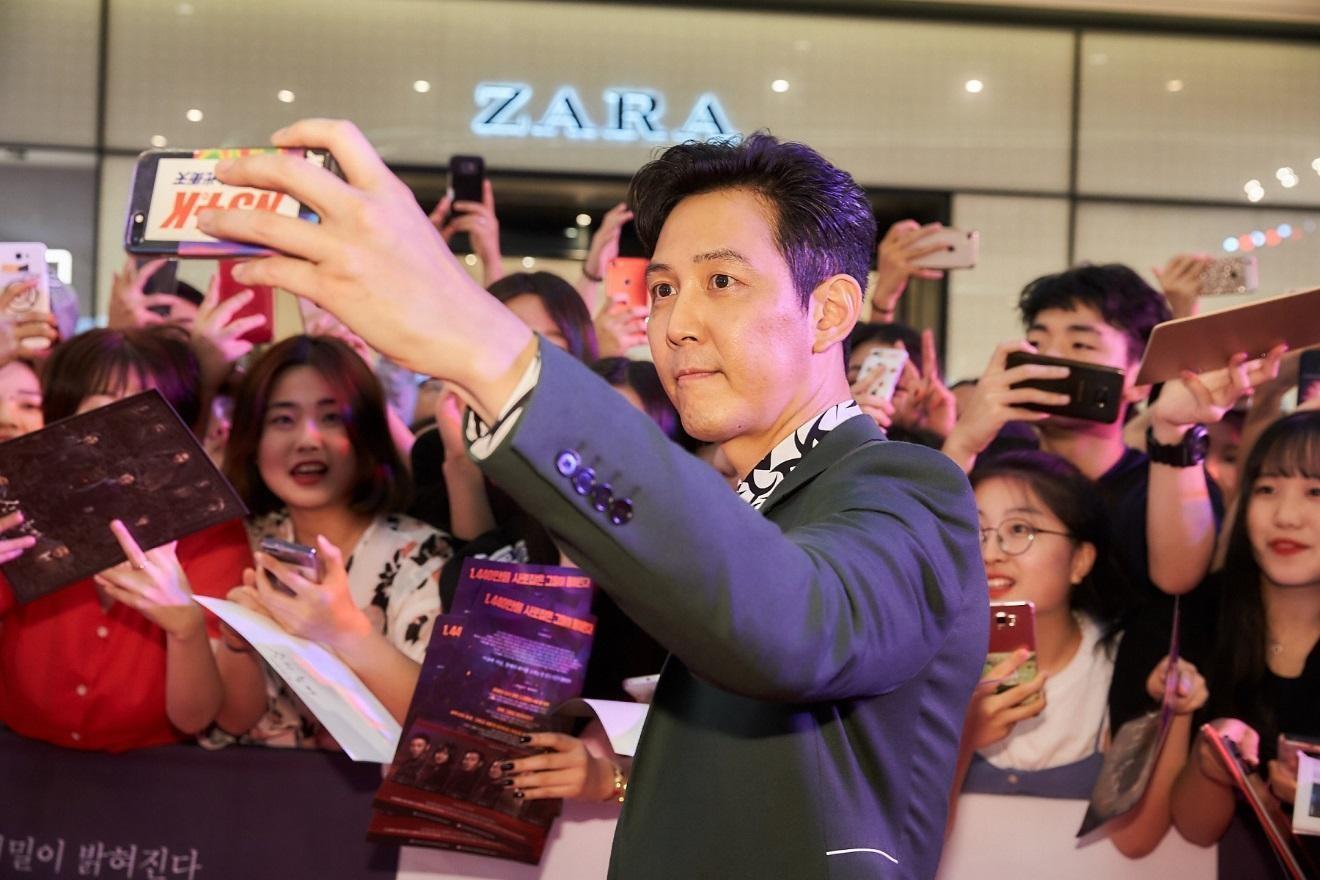 以特別出演方式在《與神同行》上下集亮相的李政宰，兩次都盡責參與電影宣傳。（采昌國際多媒體提供）