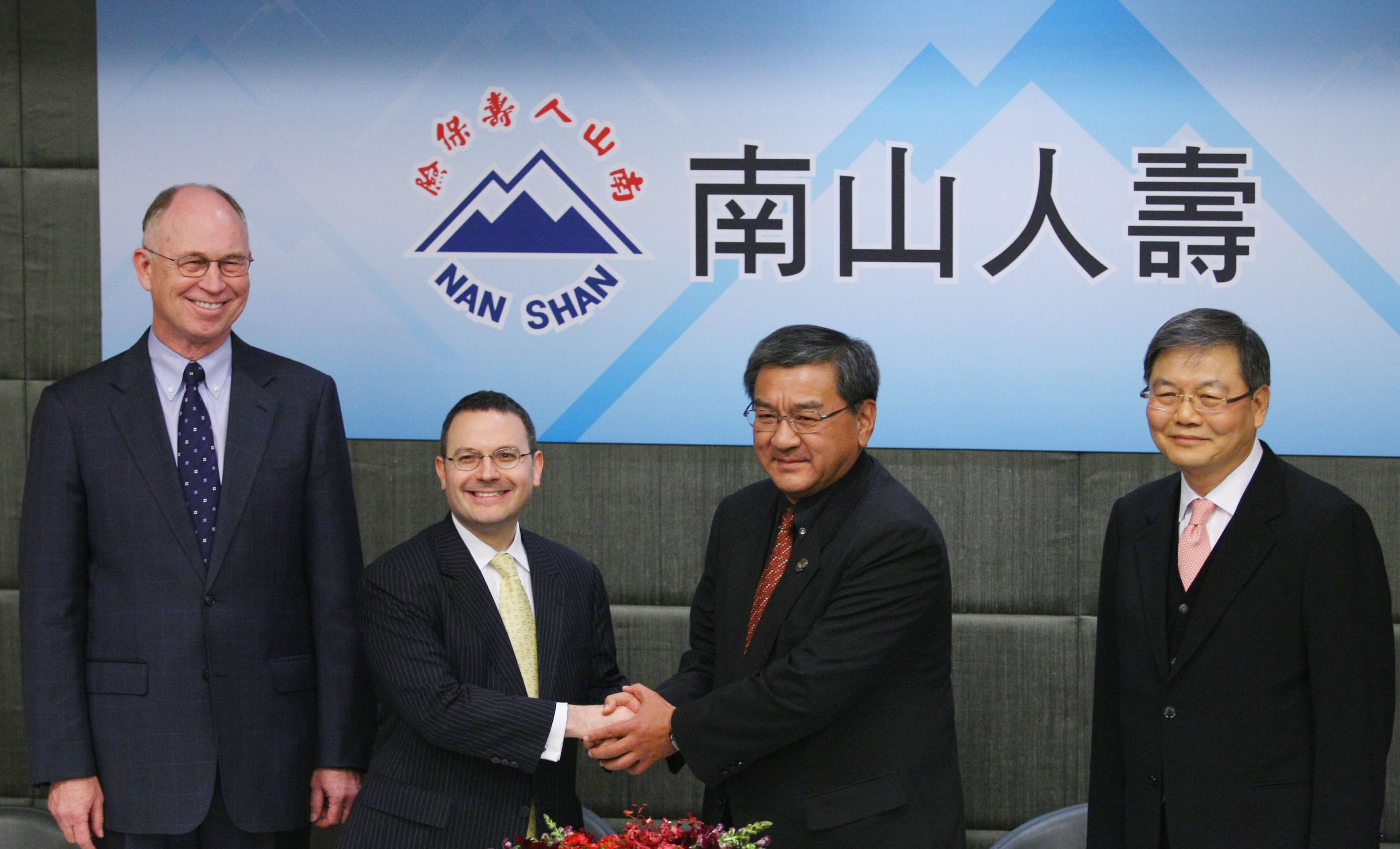 17年前尹衍樑（右2）和美國人合資成立安泰人壽，當時才花了8億～10億元，最後賣給ING集團共拿回164億元，投資報酬率相當高。（中央社）