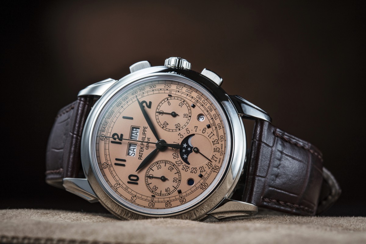 百達翡麗5270萬年曆計時碼錶今年首次推出鉑金材質，並搭配罕見的Salmon鮭魚色面盤，也是收藏家們關注的焦點。定價約NT$5,692,000