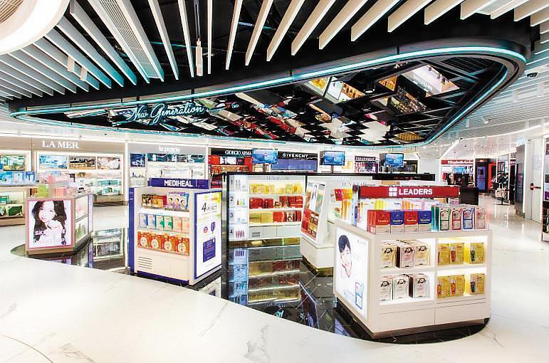 圖為香港機場的新羅免稅店。新羅是三星集團子公司,經營的免稅店被戲稱為「三星一條街」。(東方IC)