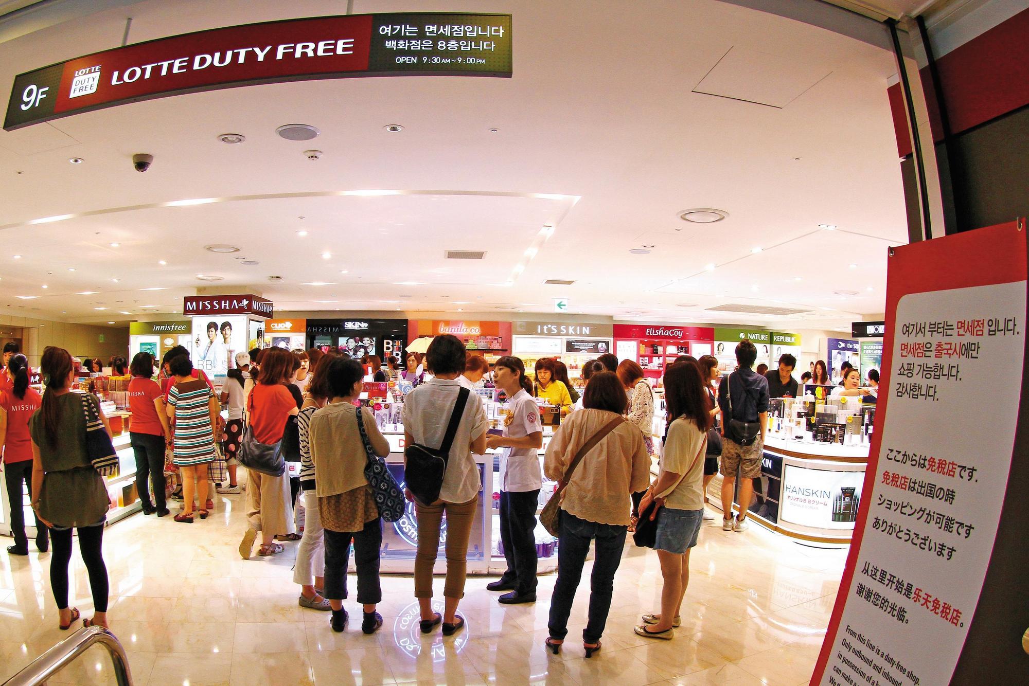 圖為樂天集團一家免稅店,在中國祭出禁韓令之前,店裡滿是中國旅客。(東方IC)