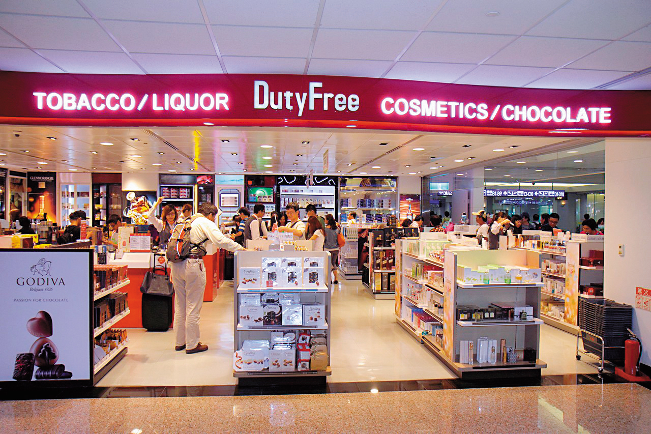 目前桃園機場第二航站免稅店C區和D區分別由昇恆昌和采盟經營，營運期到8月底截止。（東方IC）