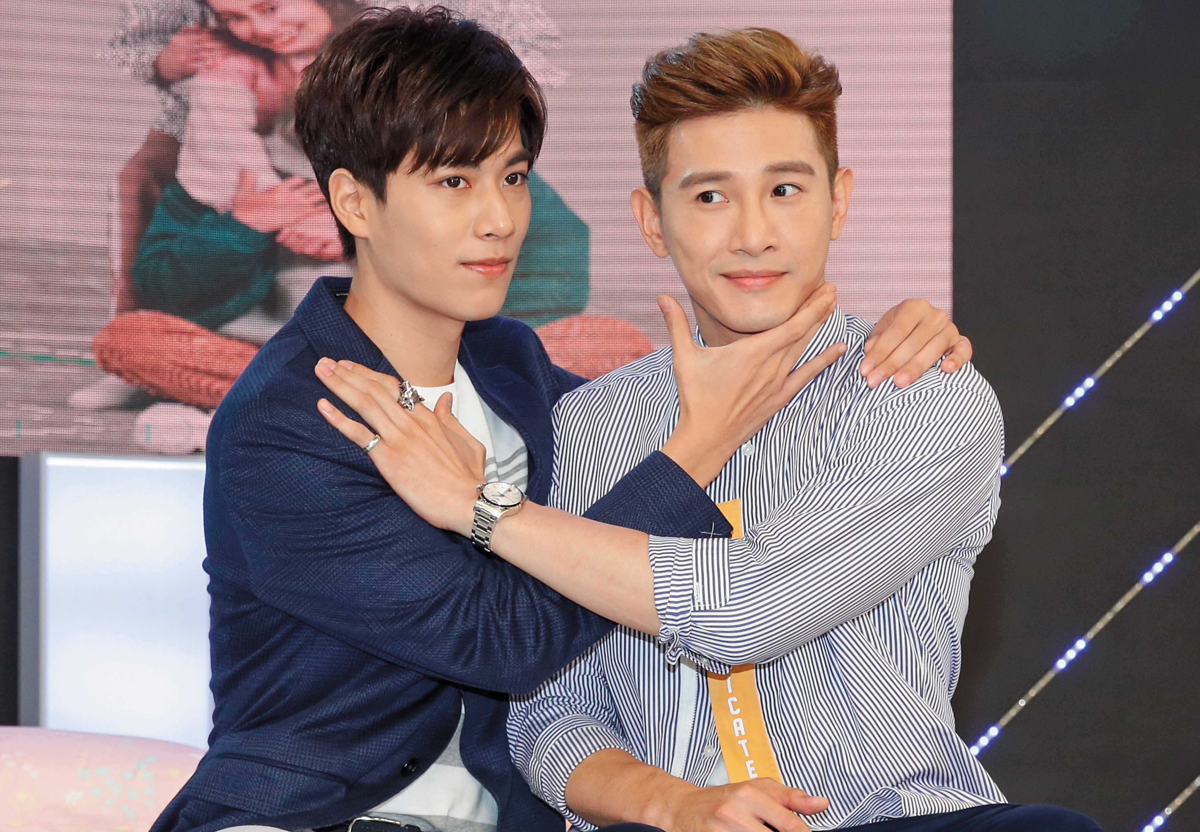 先前《三明治女孩的逆襲》張立昂（右）還跟子閎上演男男BL的戲碼，由於他之前被傳男同性戀，所以拍照pose看來也別有話外之音。