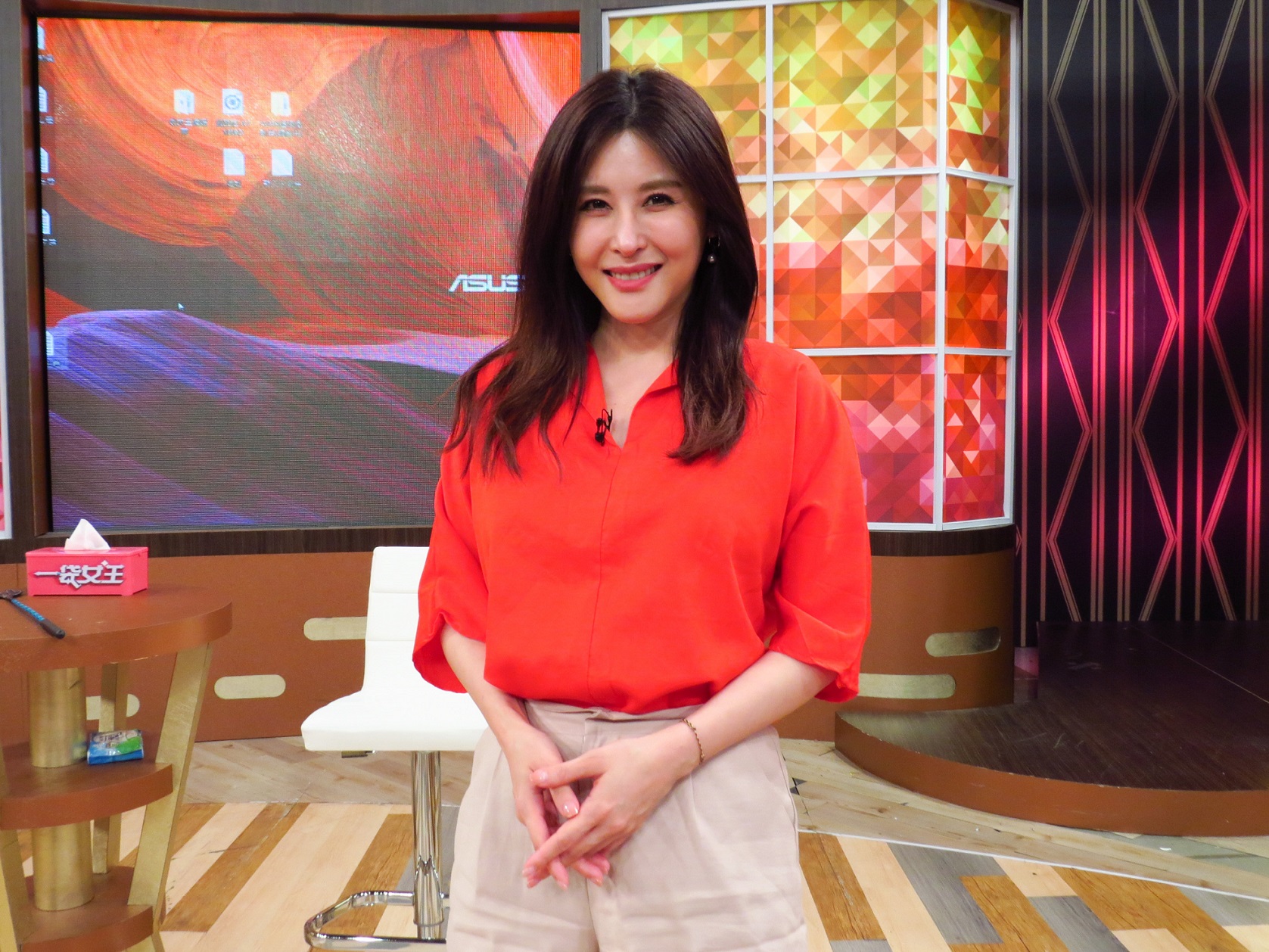 穆熙妍最近發新書，上電視節目宣傳。（衛視中文台提供）